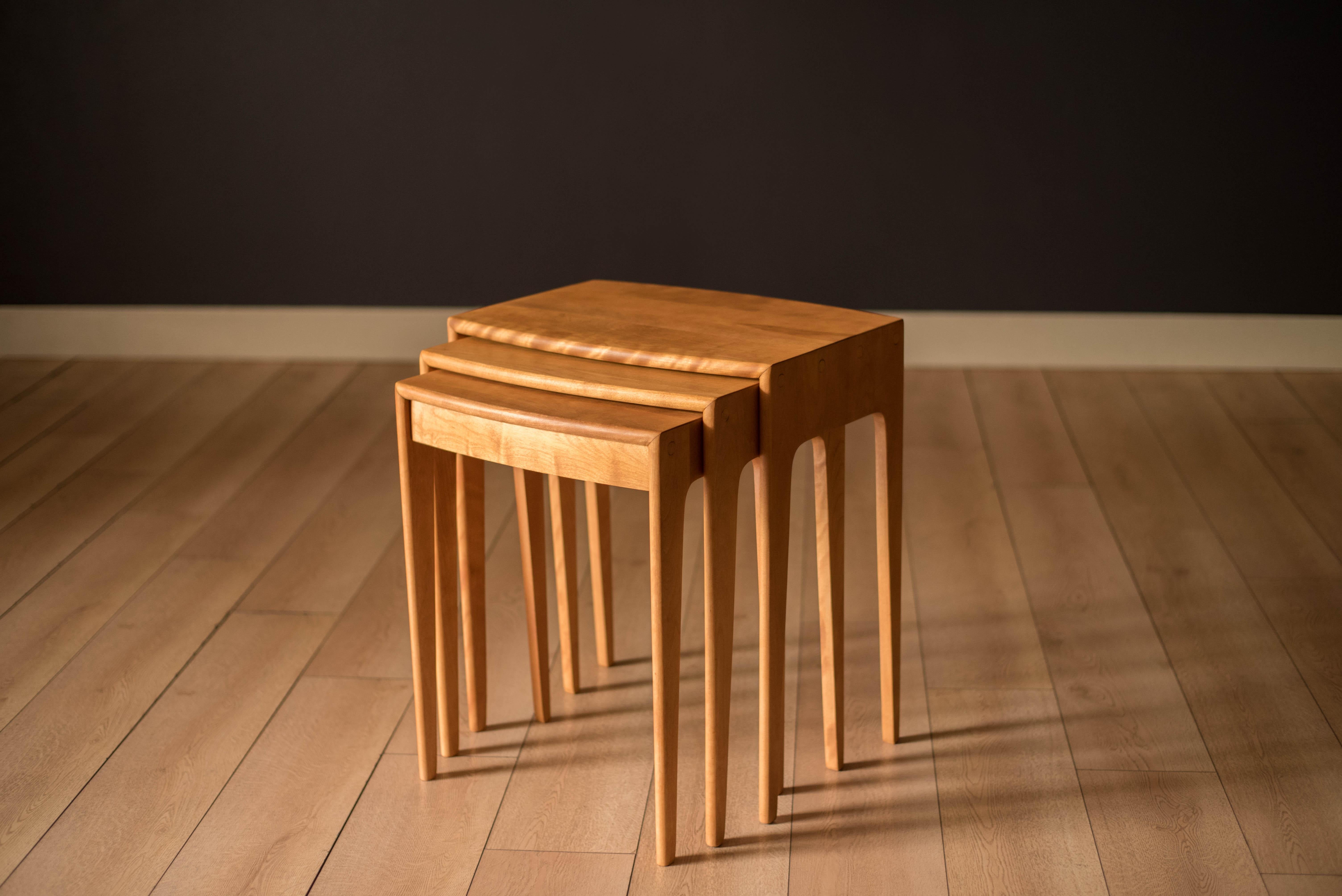 Mesas nido modernas de mediados de siglo Model No. 312-G de madera maciza de abedul de Heywood-Wakefield Co. Este versátil conjunto presenta una carpintería detallada y tableros curvados sostenidos por patas cónicas. Incluye tres mesas auxiliares