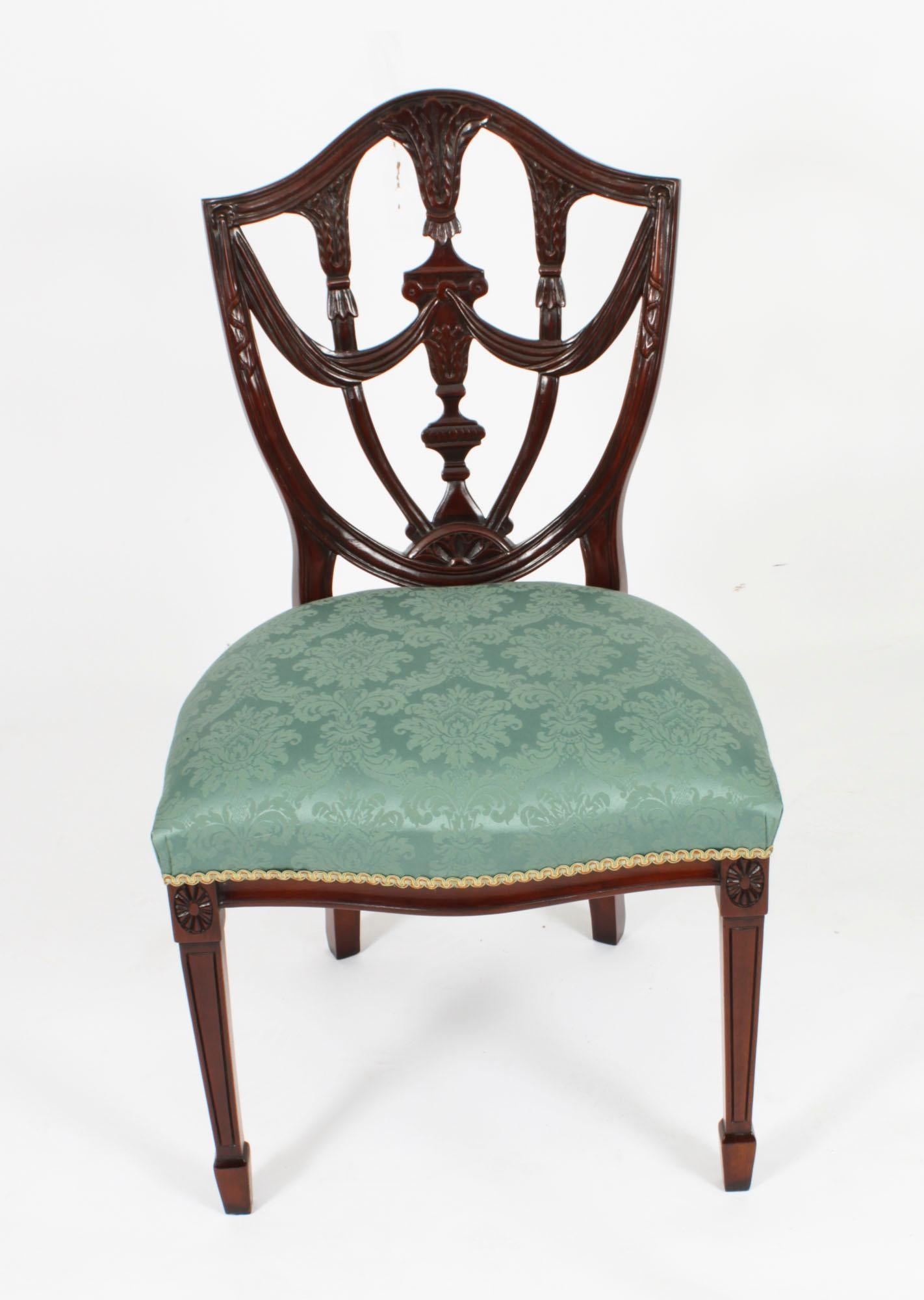 Vintage Set of Twelve Federal Revival shield back dining chair 20th C In Good Condition For Sale In London, GB