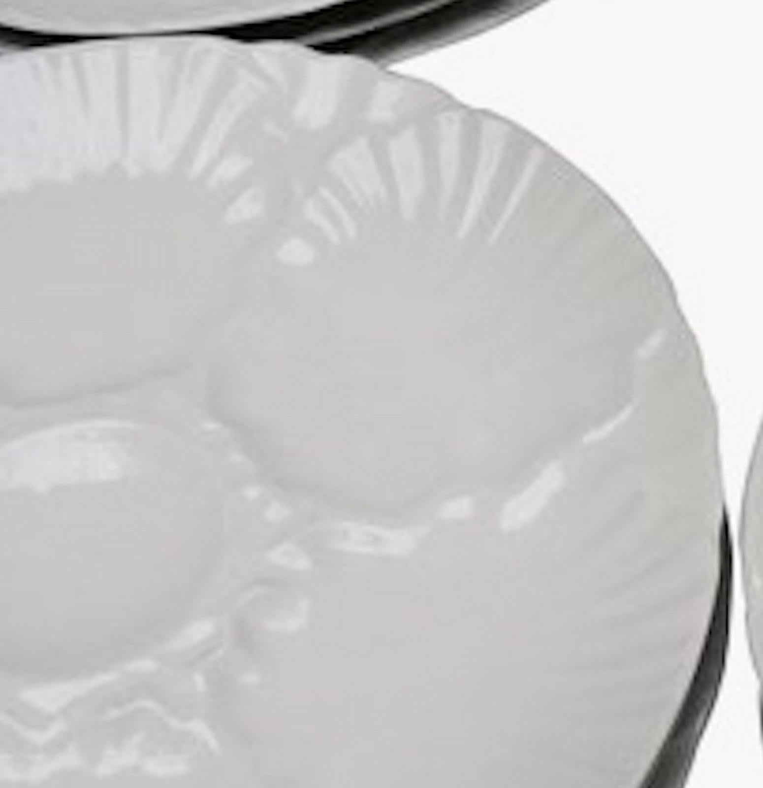 Vintage Set of Twelve White Oyster Plates In Good Condition For Sale In Antwerp, BE