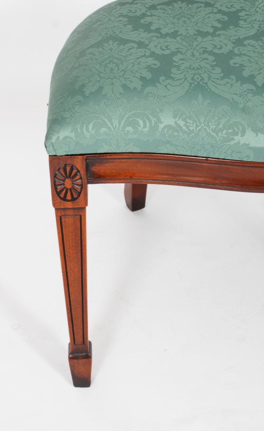 Ensemble vintage de vingt chaises de salle à manger à dossier bouclier de style Revive Fédéral 20ème siècle en vente 4