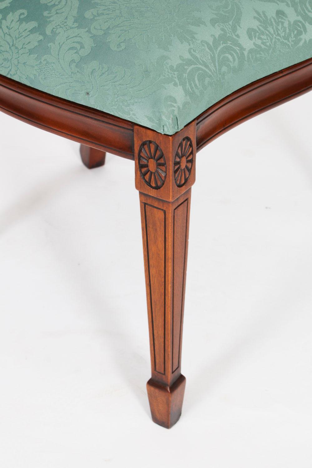 Ensemble vintage de vingt chaises de salle à manger à dossier bouclier de style Revive Fédéral 20ème siècle en vente 5