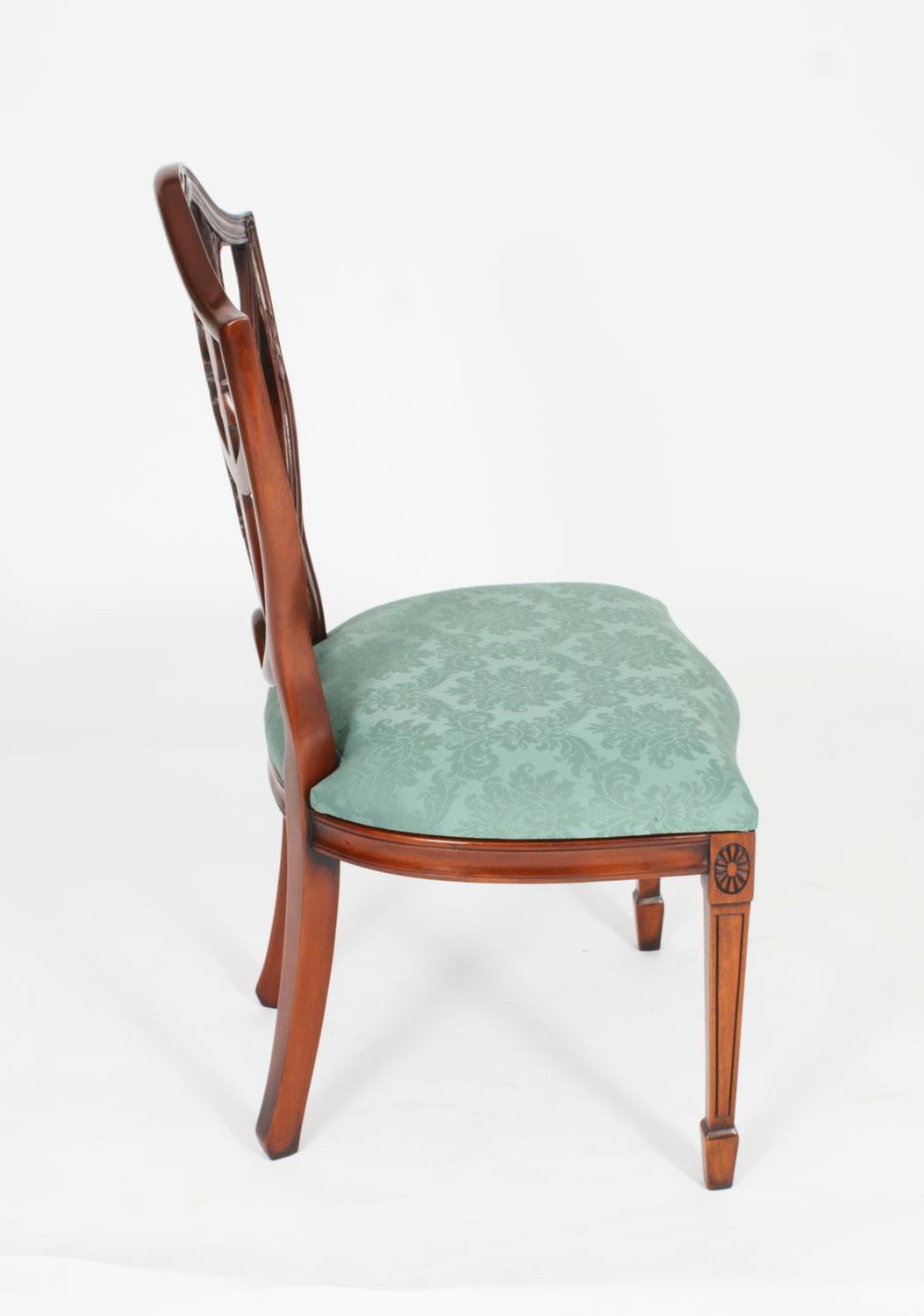 Ensemble vintage de vingt chaises de salle à manger à dossier bouclier de style Revive Fédéral 20ème siècle en vente 6