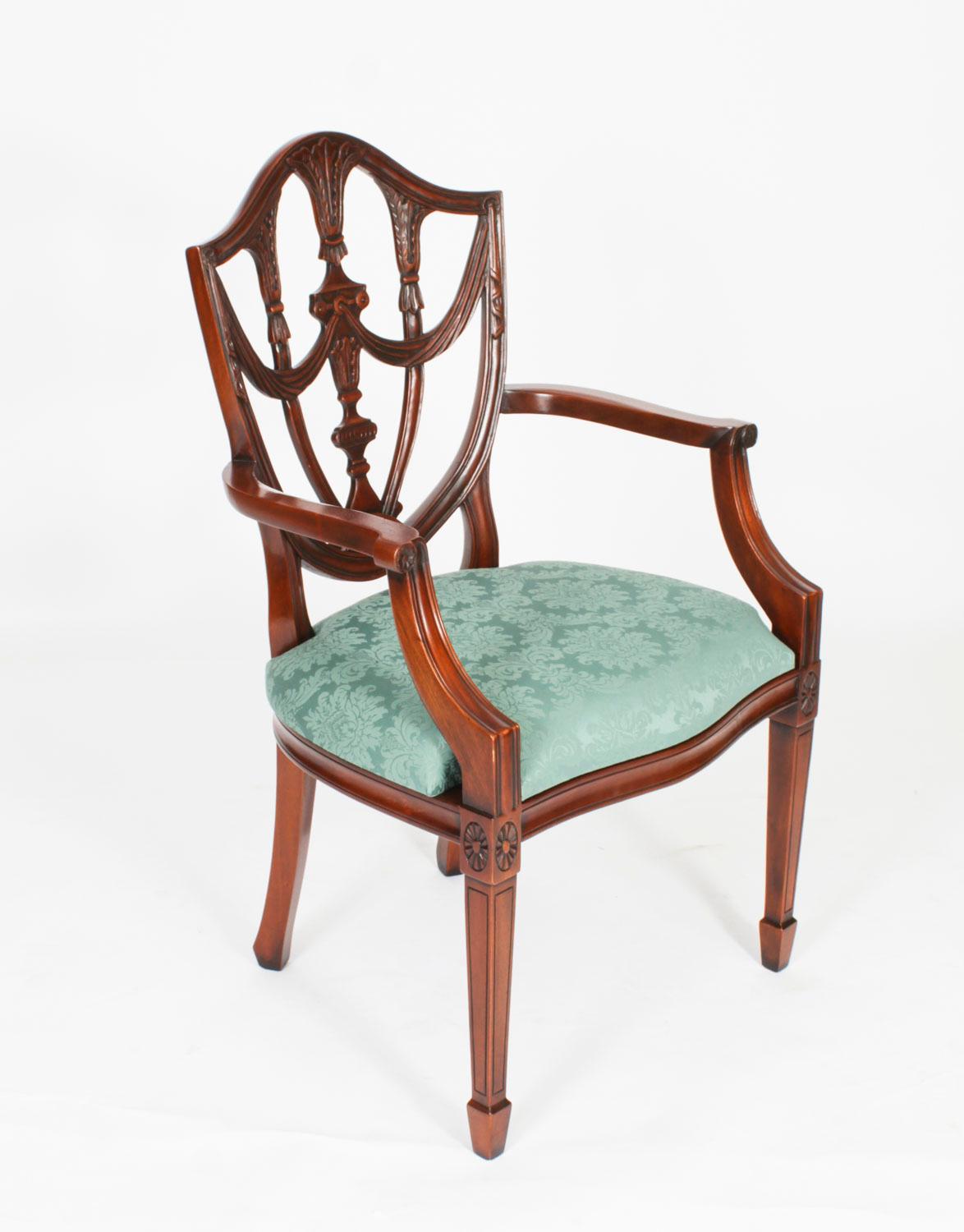 Ensemble vintage de vingt chaises de salle à manger à dossier bouclier de style Revive Fédéral 20ème siècle en vente 7