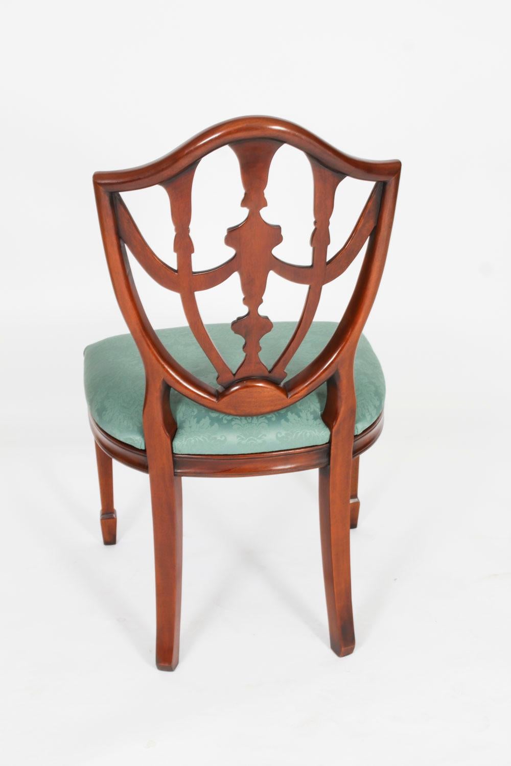 Ensemble vintage de vingt chaises de salle à manger à dossier bouclier de style Revive Fédéral 20ème siècle en vente 8