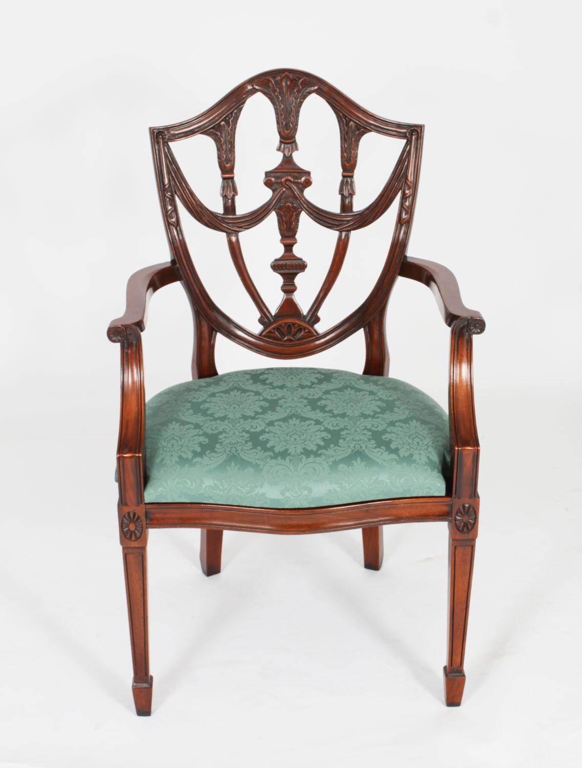 Ensemble vintage de vingt chaises de salle à manger à dossier bouclier de style Revive Fédéral 20ème siècle en vente 9