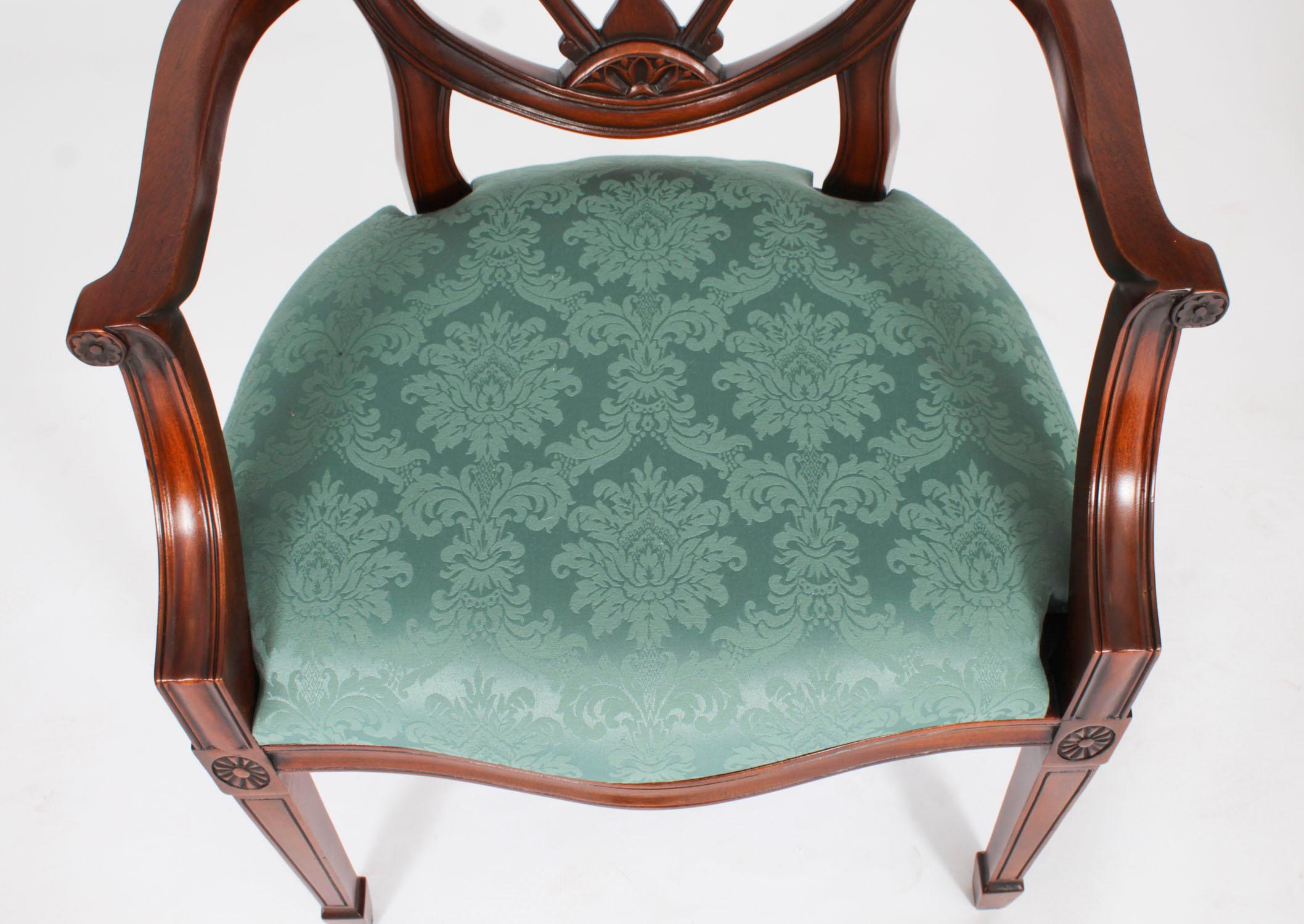 Ensemble vintage de vingt chaises de salle à manger à dossier bouclier de style Revive Fédéral 20ème siècle en vente 11