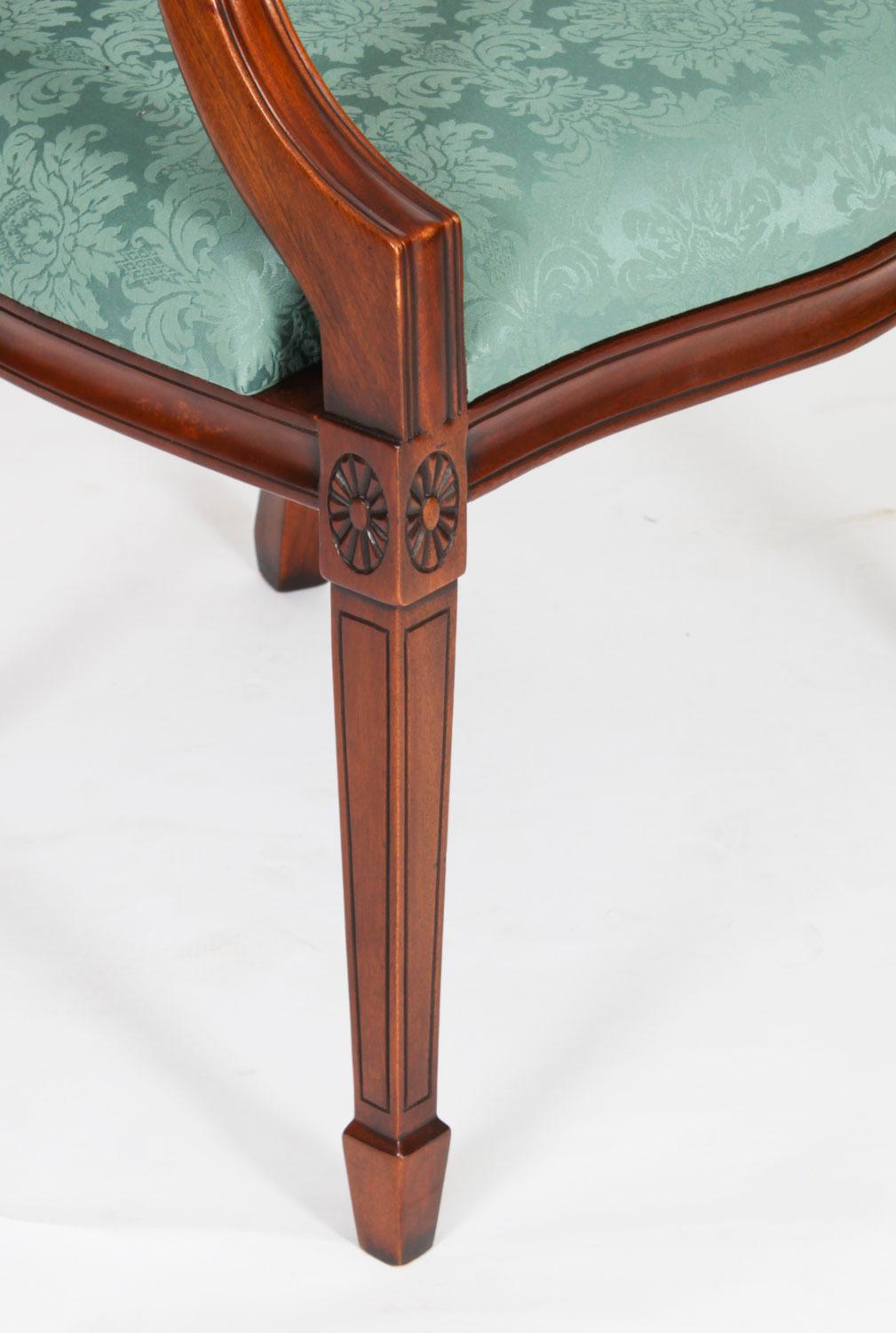 Ensemble vintage de vingt chaises de salle à manger à dossier bouclier de style Revive Fédéral 20ème siècle en vente 12