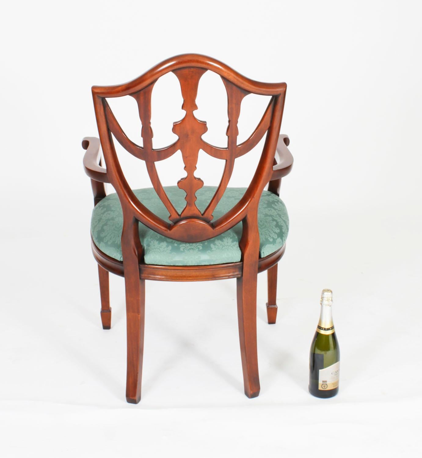 Ensemble vintage de vingt chaises de salle à manger à dossier bouclier de style Revive Fédéral 20ème siècle en vente 13