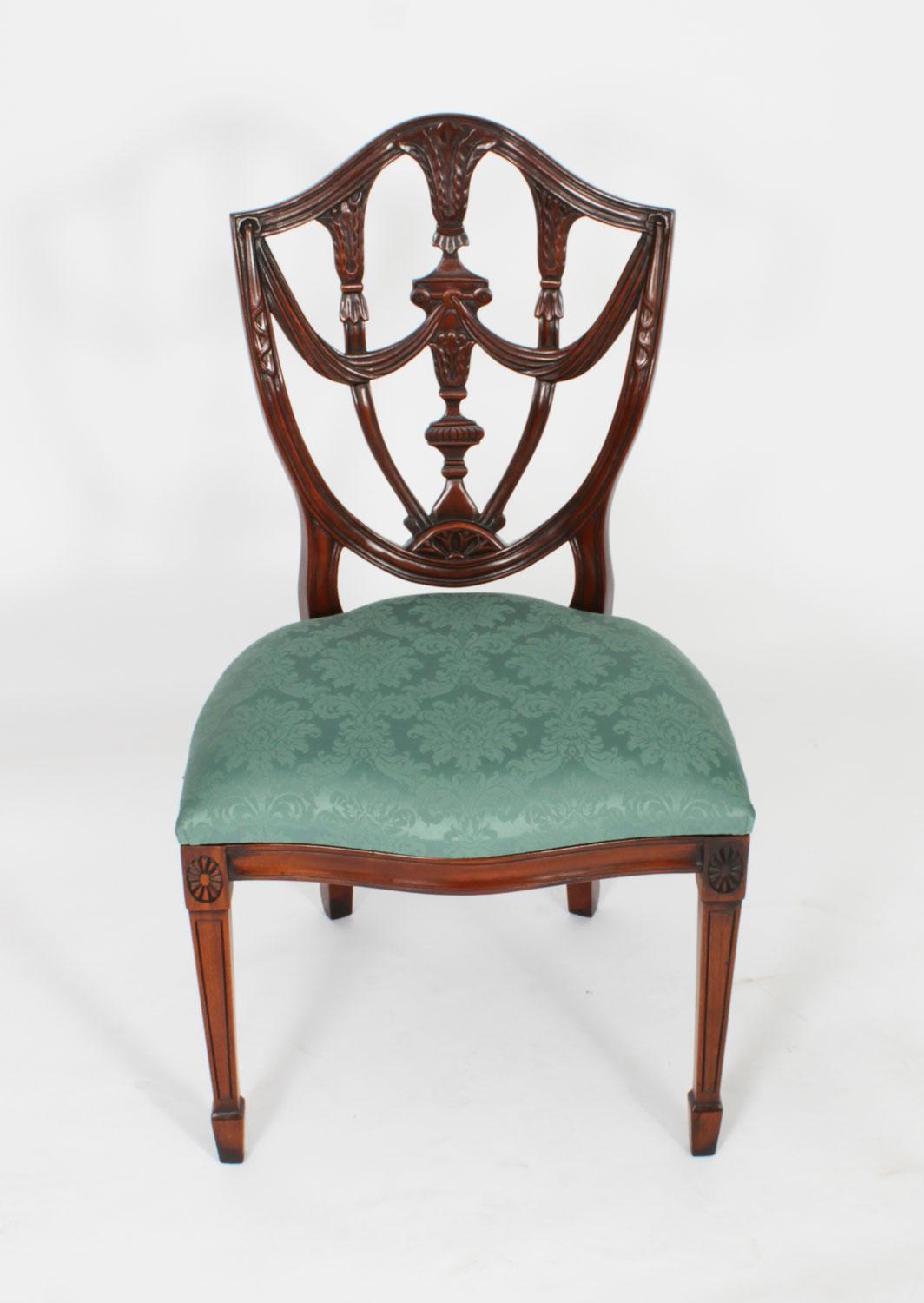 Sculpté à la main Ensemble vintage de vingt chaises de salle à manger à dossier bouclier de style Revive Fédéral 20ème siècle en vente