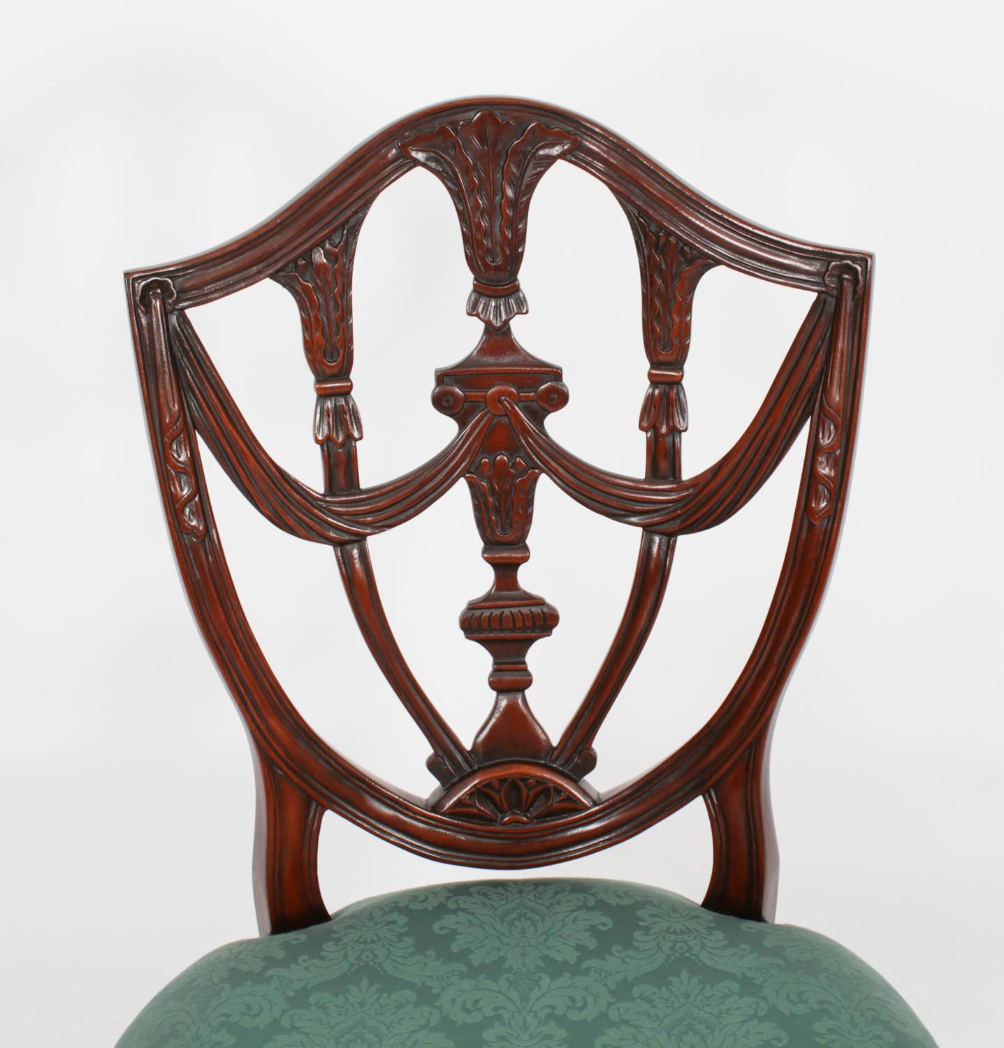 Ensemble vintage de vingt chaises de salle à manger à dossier bouclier de style Revive Fédéral 20ème siècle Bon état - En vente à London, GB