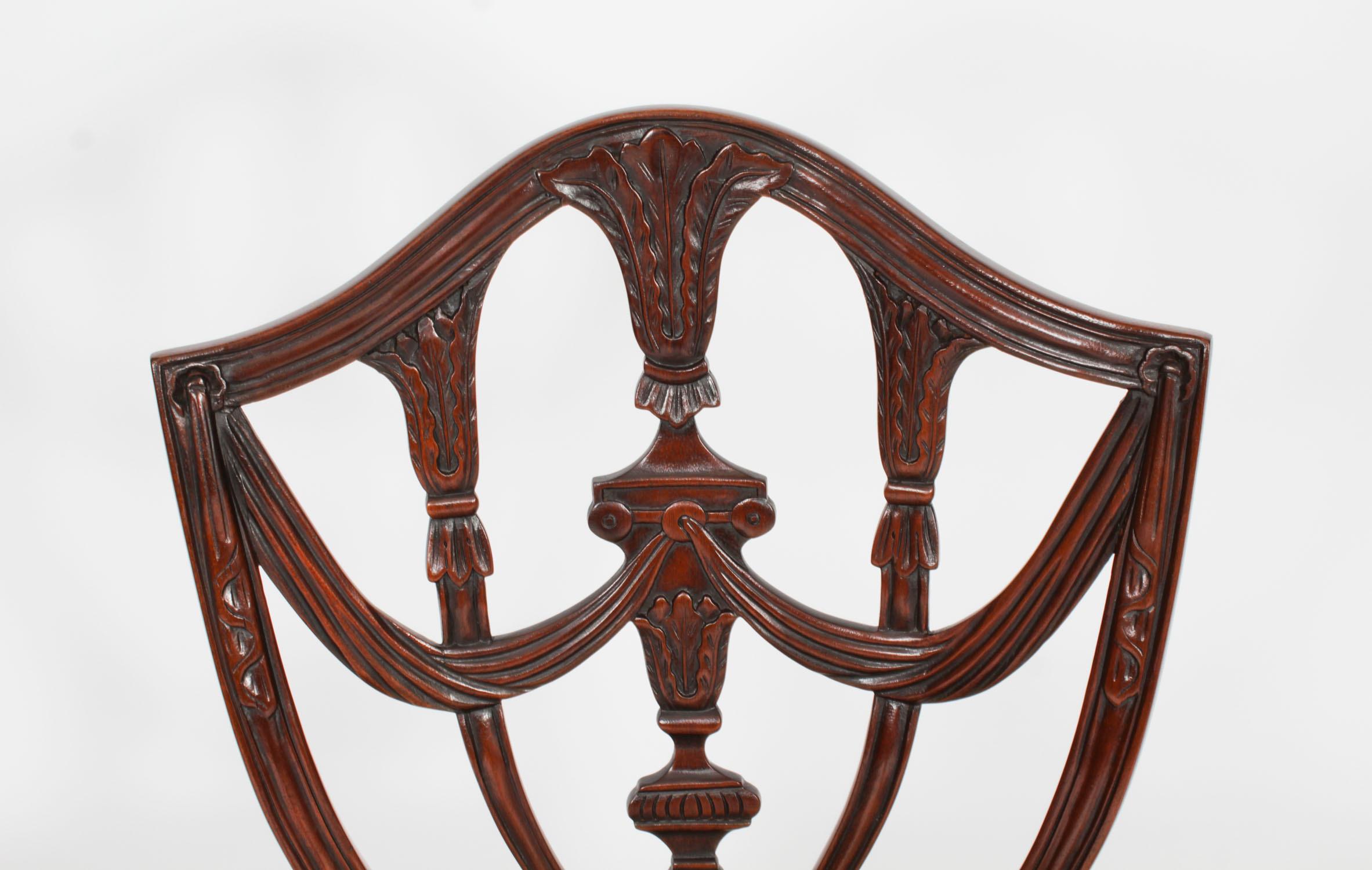 Acajou Ensemble vintage de vingt chaises de salle à manger à dossier bouclier de style Revive Fédéral 20ème siècle en vente