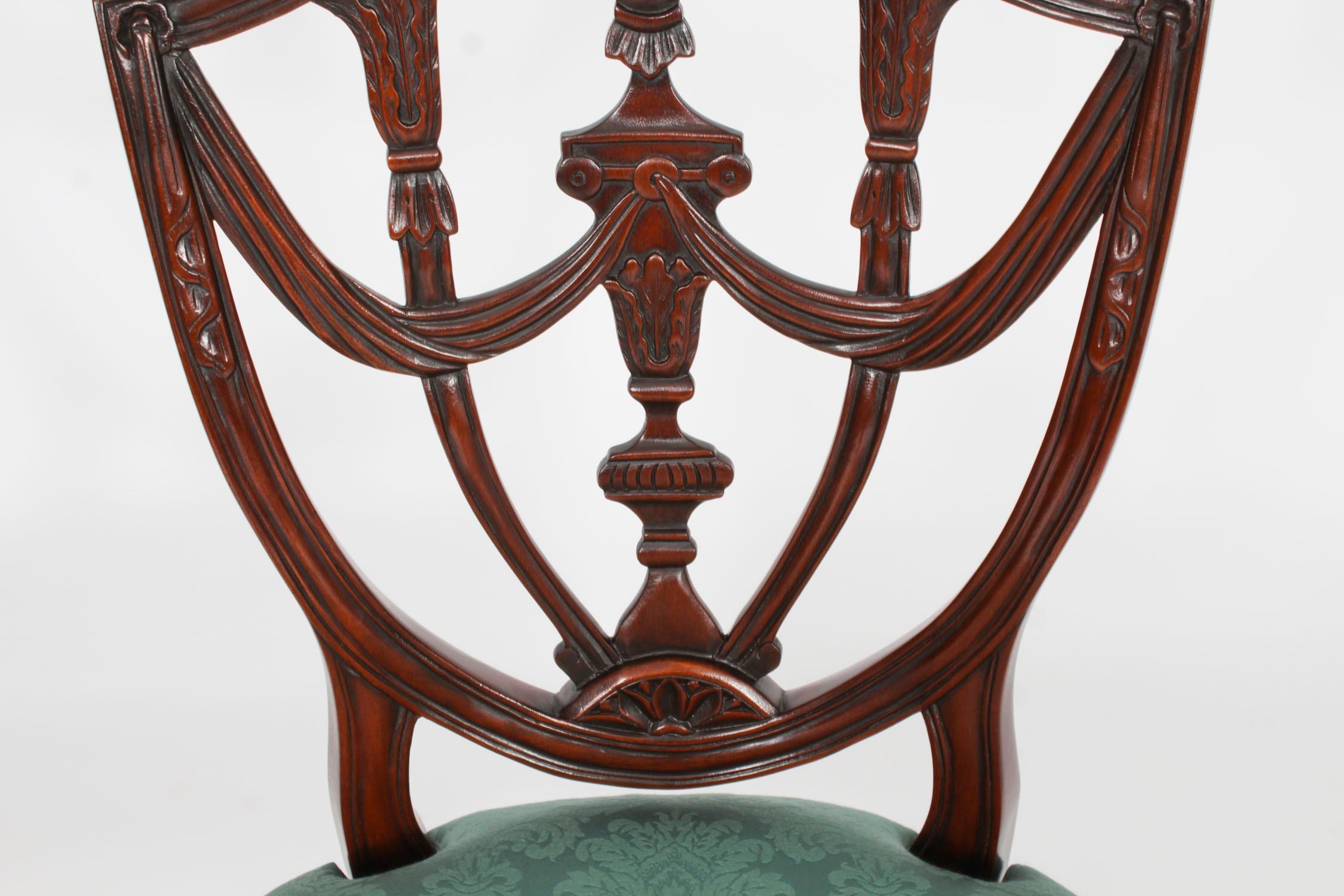 Ensemble vintage de vingt chaises de salle à manger à dossier bouclier de style Revive Fédéral 20ème siècle en vente 1
