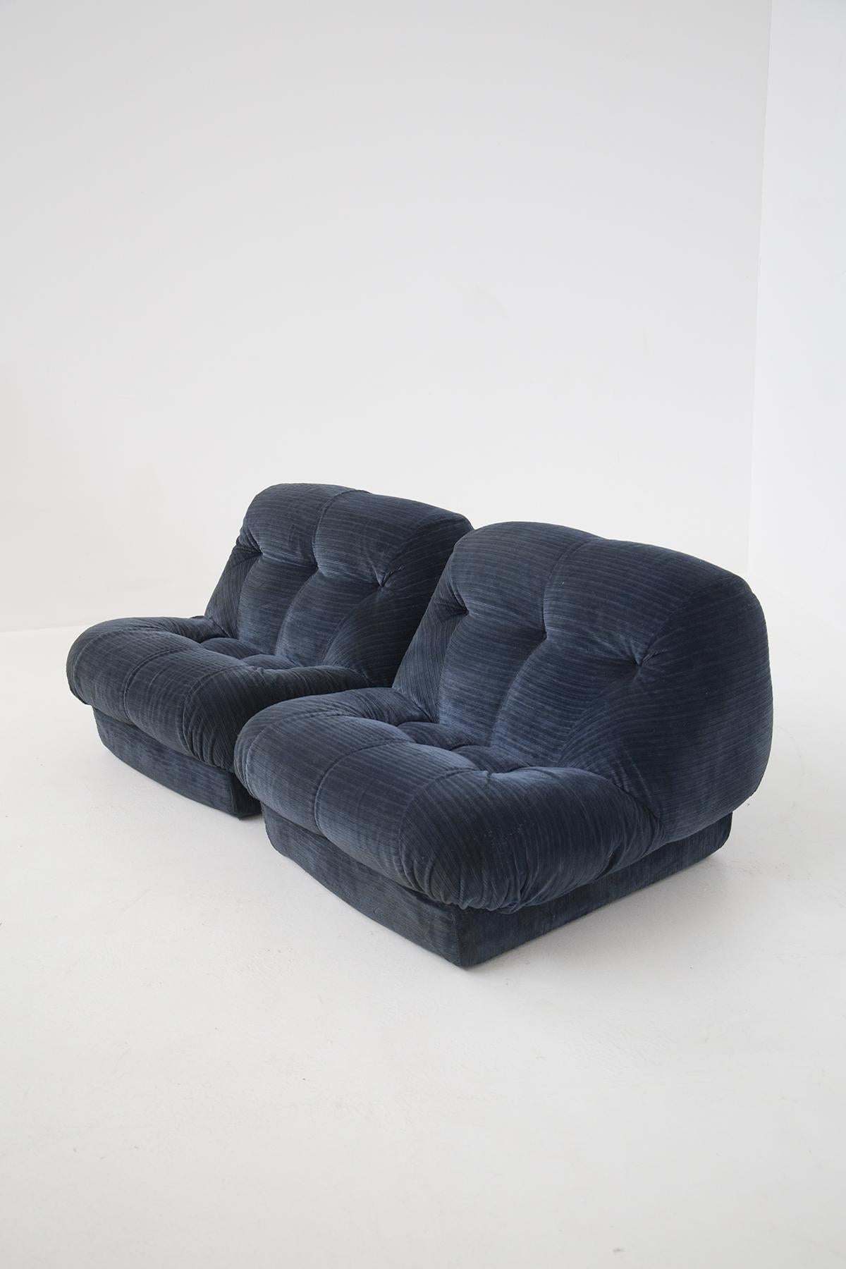 Wonderful set Nuvolone composed by two armchairs and a coffee table by Maturi made in the 70's, of fine Italian manufacture.
The set is composed of two armchairs in ultramarine blue corduroy, very elegant and stylish. They have very particular