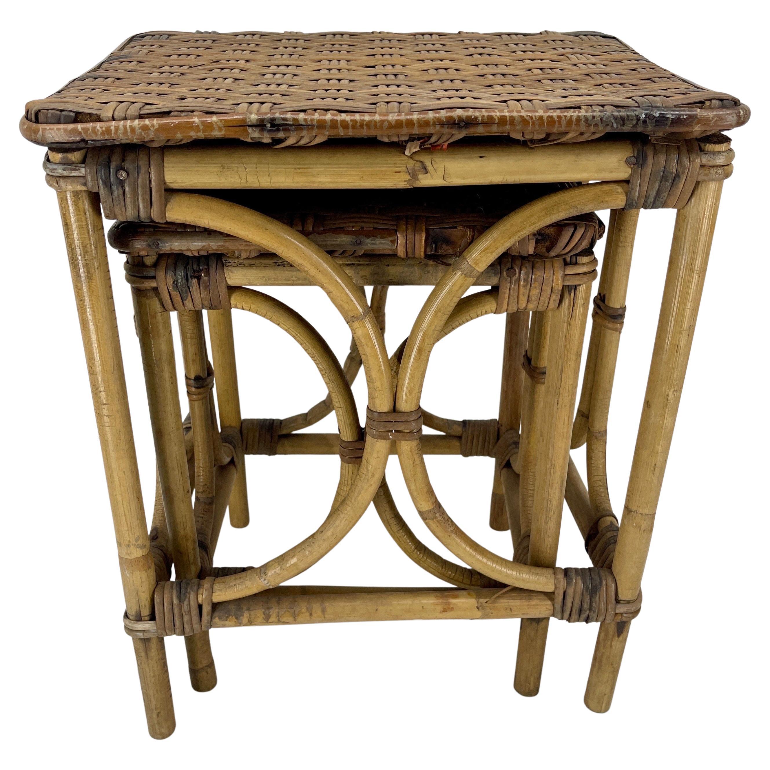Tables gigognes vintage du milieu du siècle en bambou et rotin à plateau tressé 

Ensemble de 2 tables gigognes vintage, chacune avec une couleur et une texture riches, composées d'un cadre en bambou et d'une surface en rattan. Ils sont fantastiques
