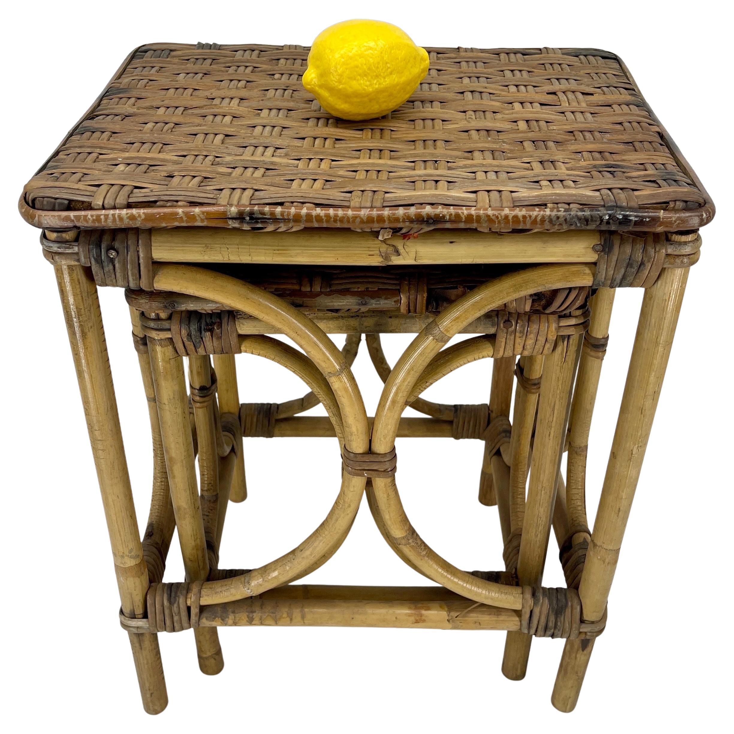 Fait main Ensemble vintage de deux tables gigognes en bambou et rotin tressé des années 1960 en vente