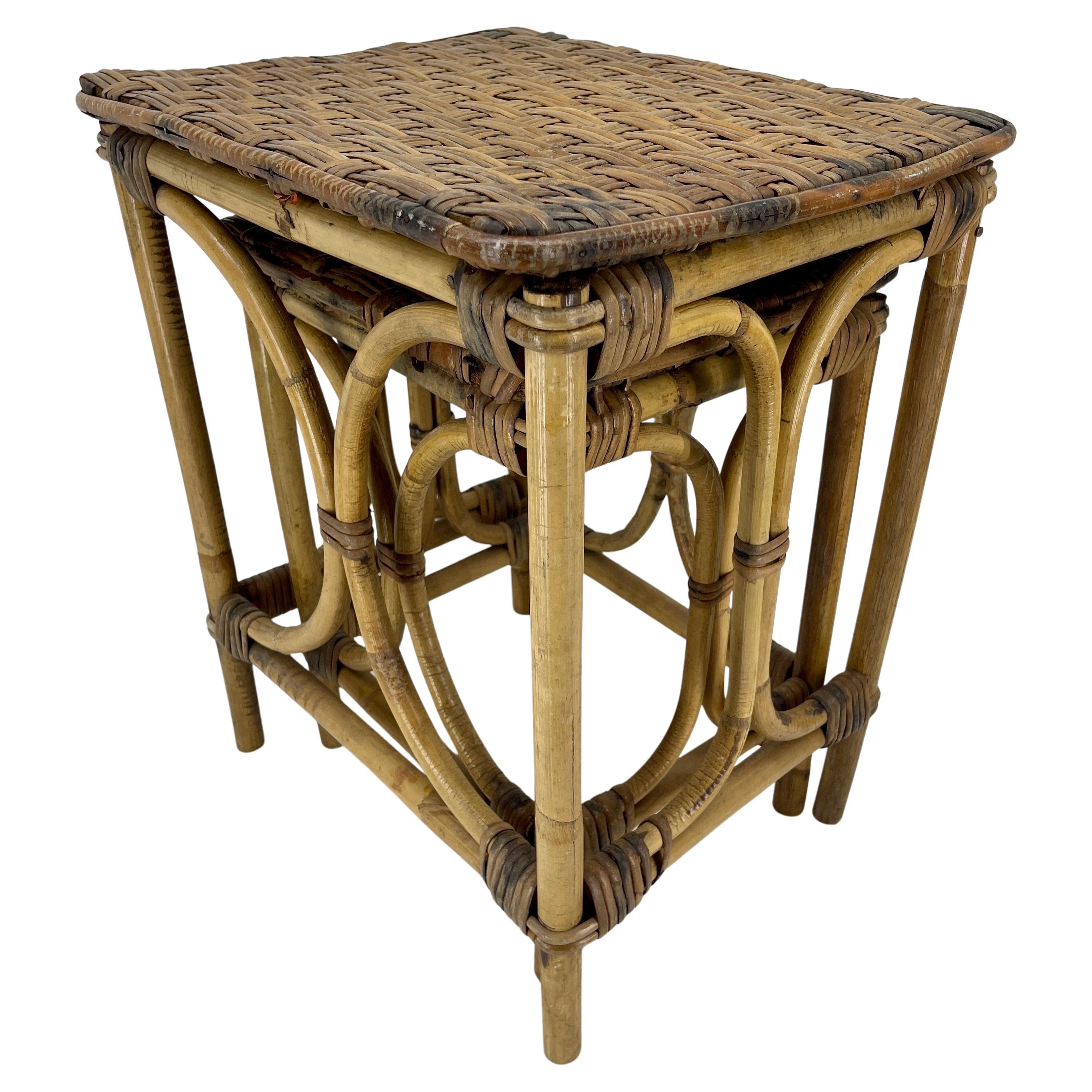 20ième siècle Ensemble vintage de deux tables gigognes en bambou et rotin tressé des années 1960 en vente