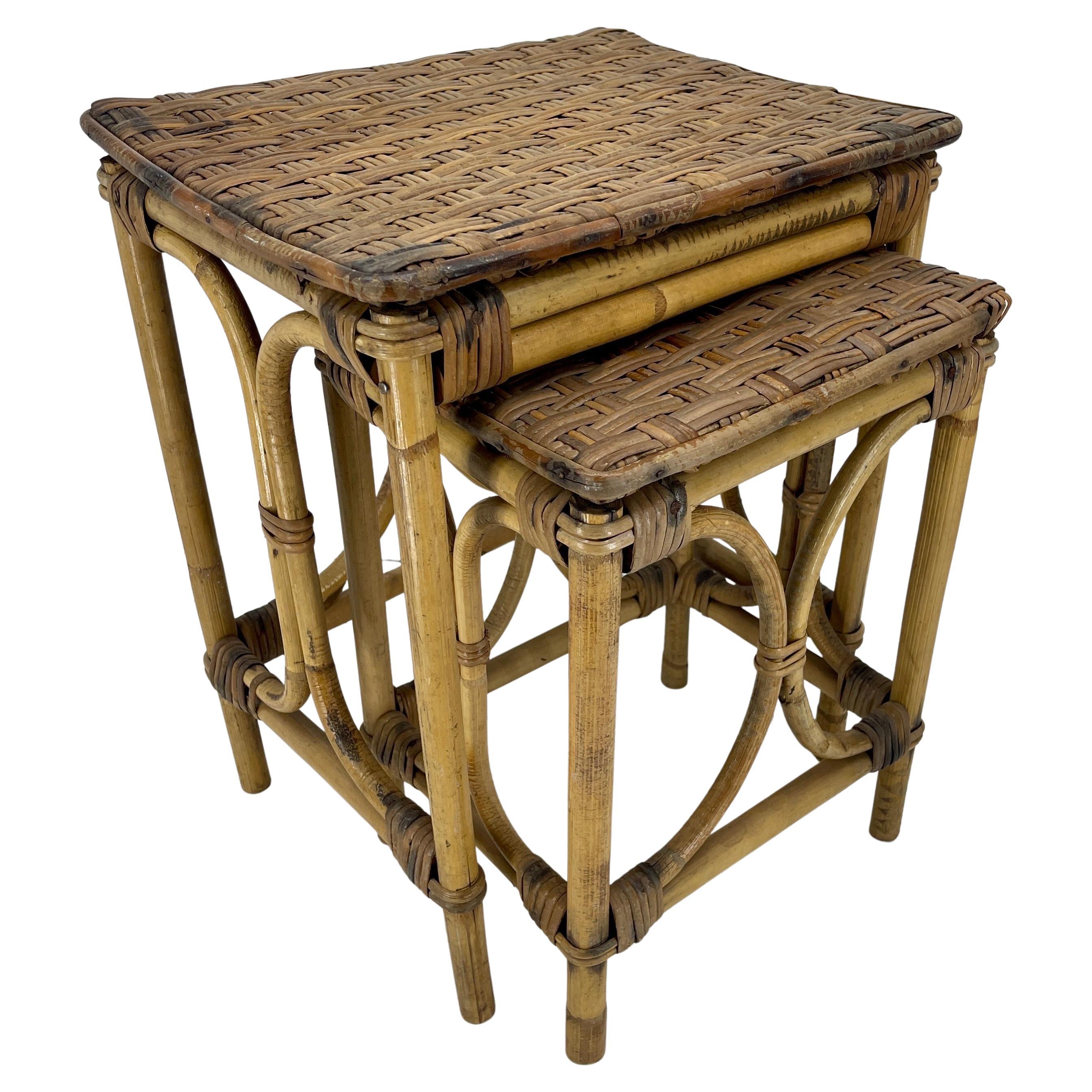 Ensemble vintage de deux tables gigognes en bambou et rotin tressé des années 1960 en vente 1