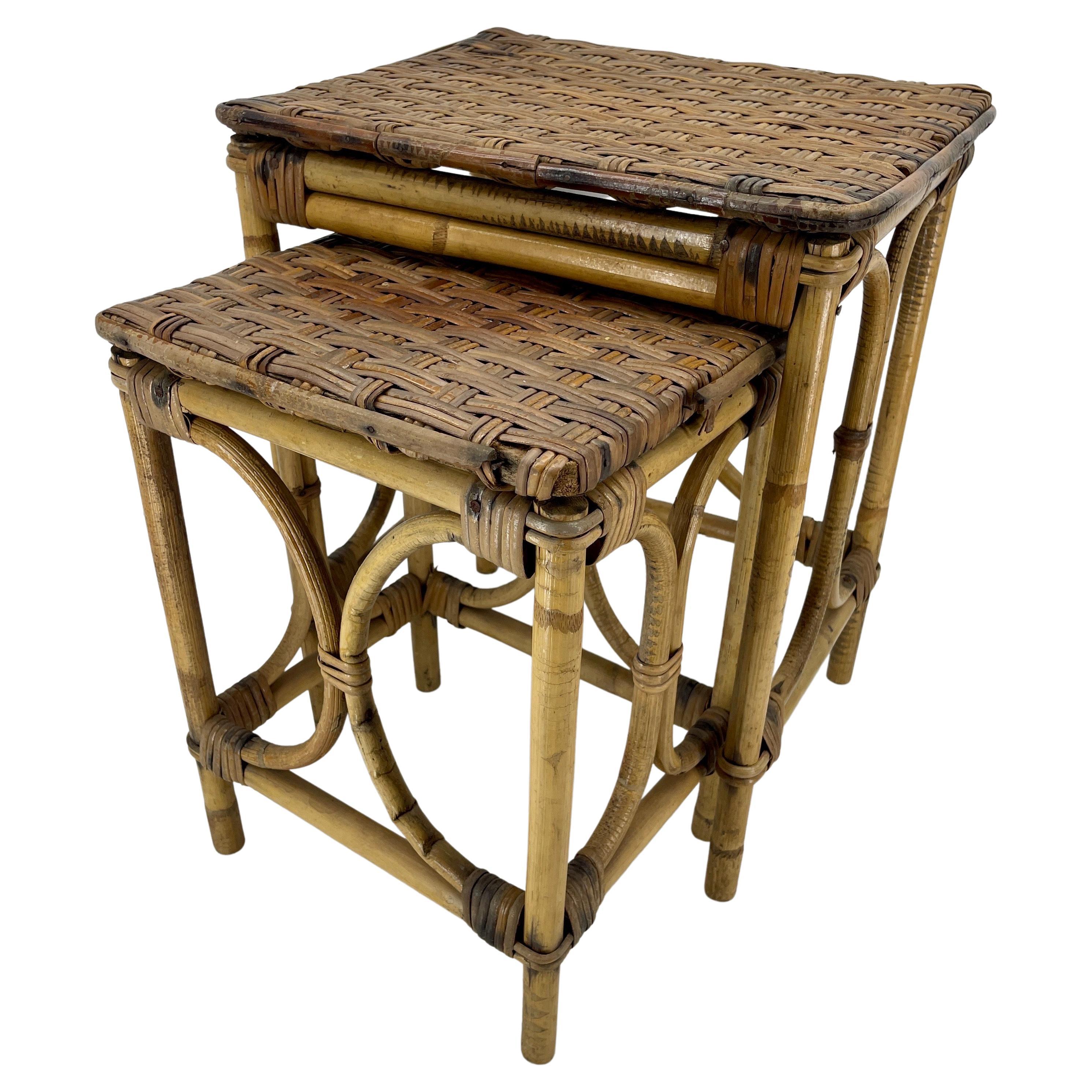 Ensemble vintage de deux tables gigognes en bambou et rotin tressé des années 1960 en vente 2