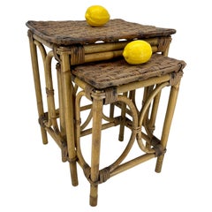 Ensemble vintage de deux tables gigognes en bambou et rotin tressé des années 1960