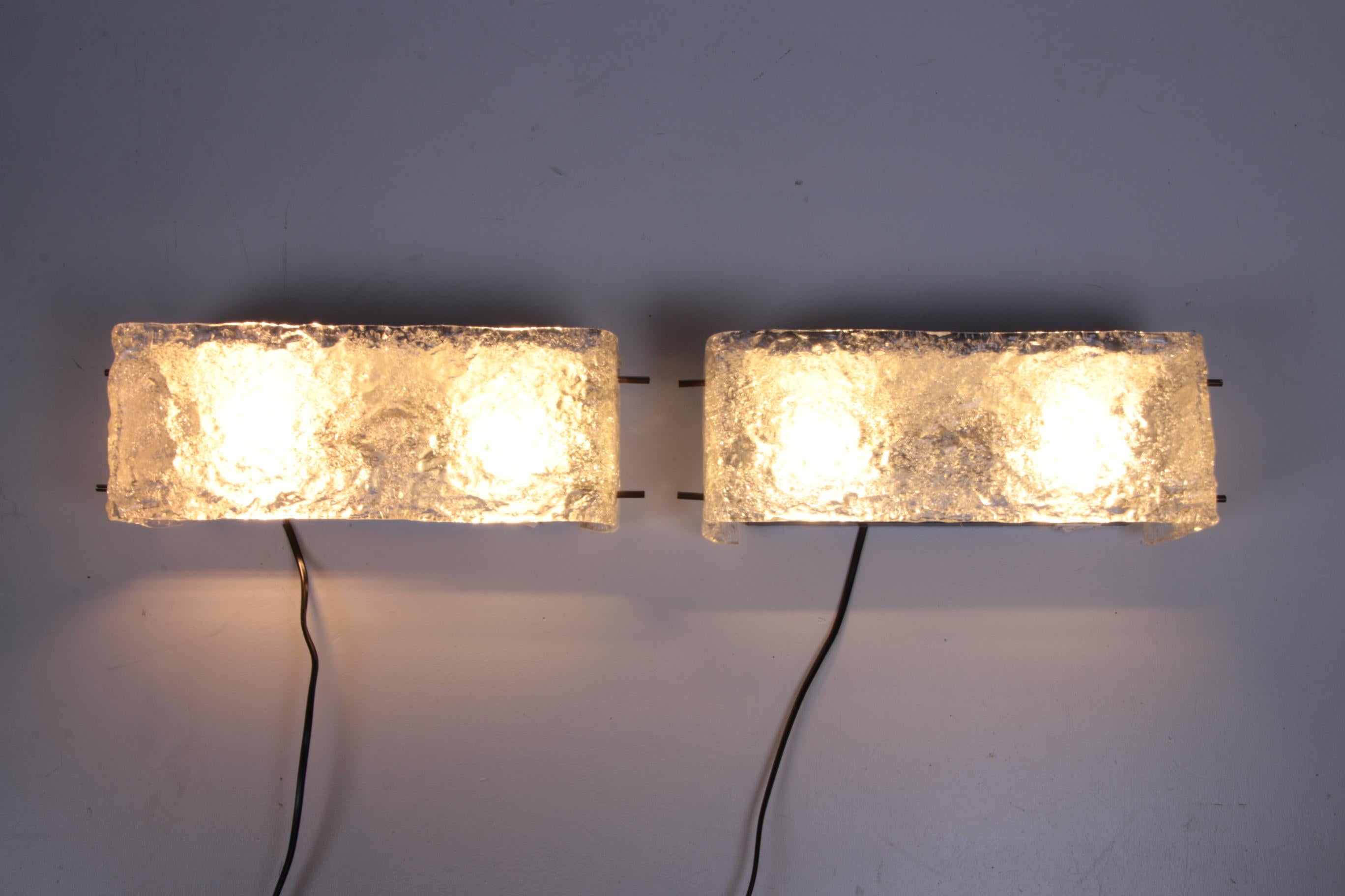Vintage Set of Two German Kalmar Wall Lamps with Ice Glass, 1960s In Good Condition For Sale In Oostrum-Venray, NL