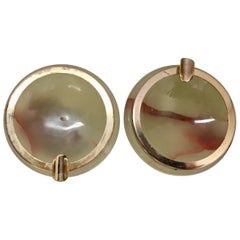 Vintage Set aus zwei onyxgrünen Aschenbechern mit Messingakzent:: 1960:: Made in Italy