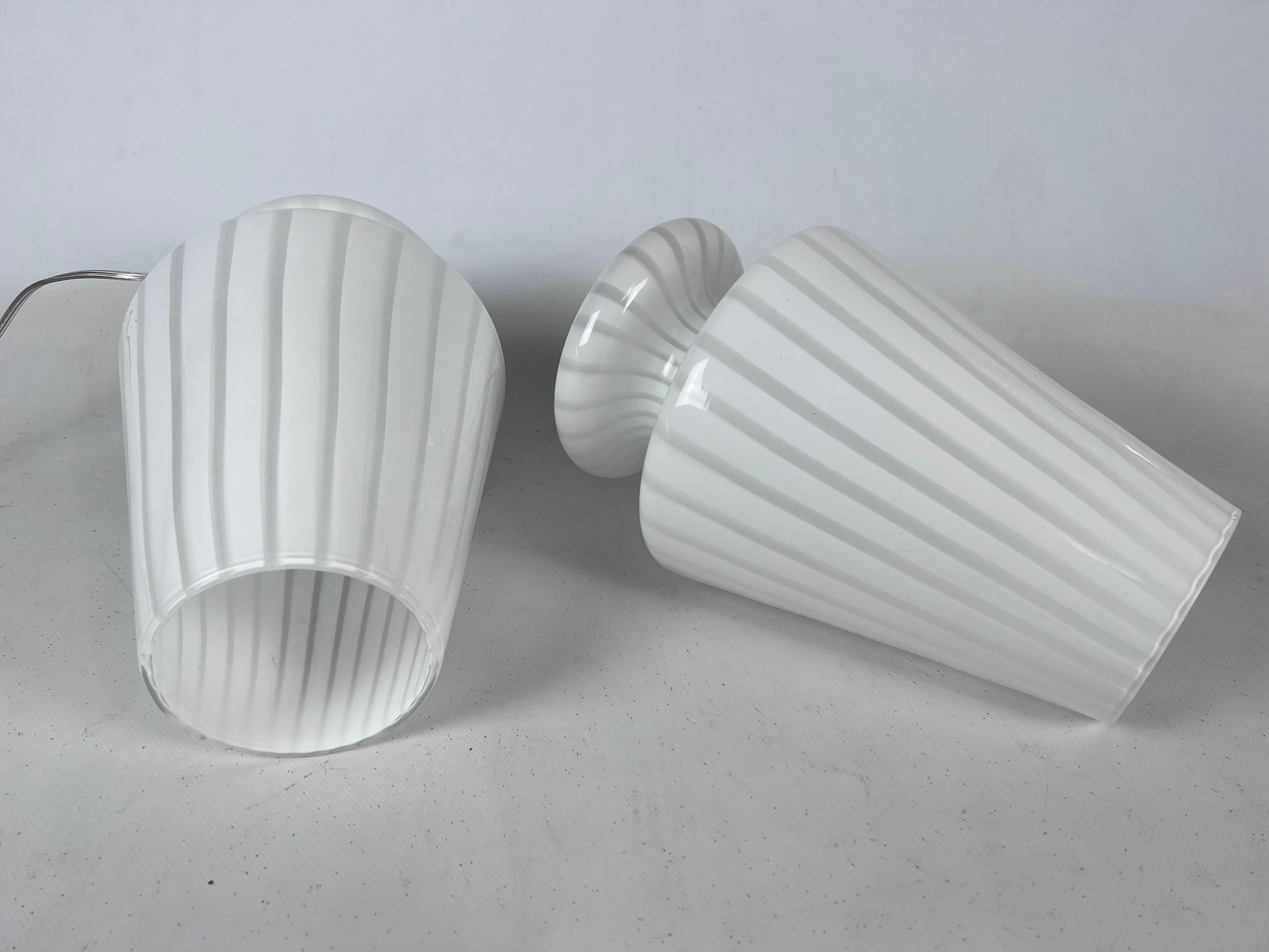 Conjunto vintage de dos lámparas de mesa postmodernas de cristal de Murano de los años 70 en venta 3