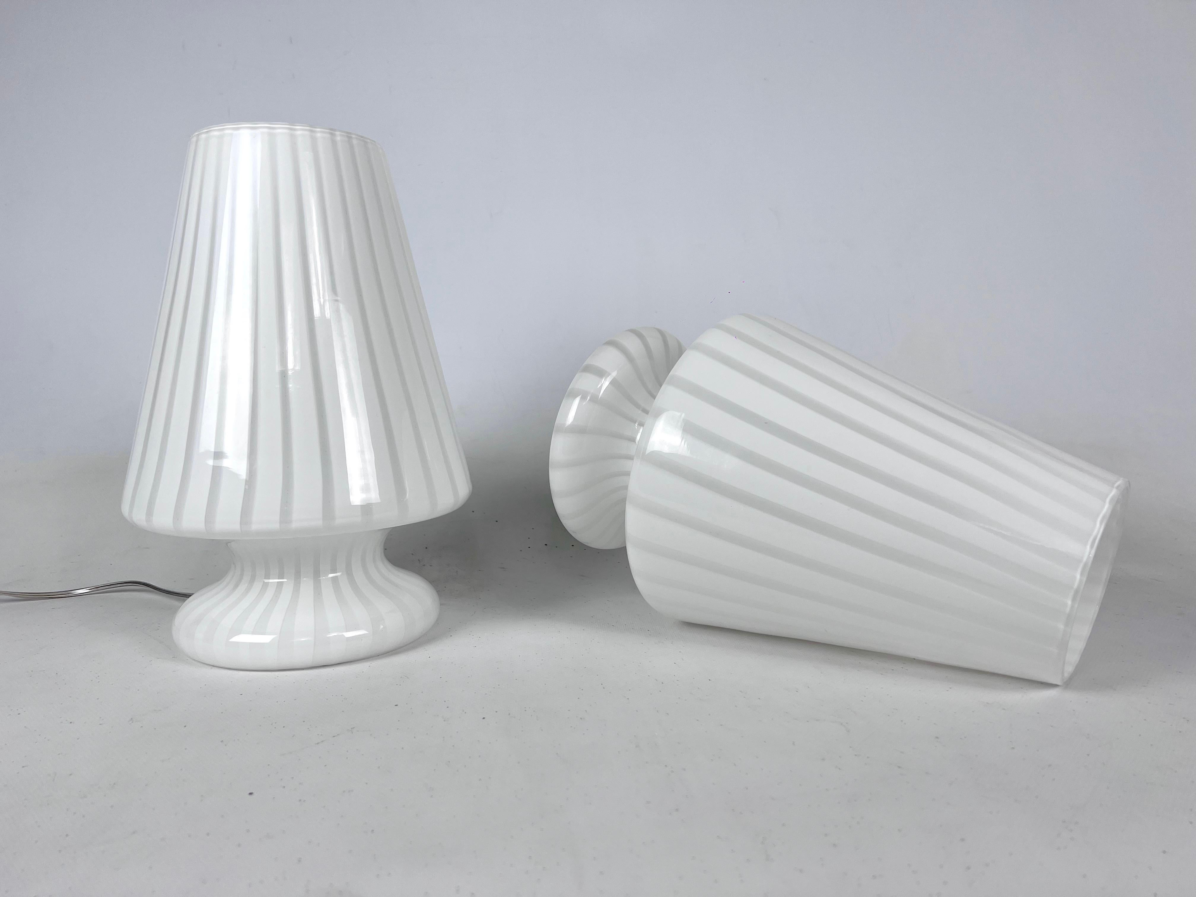 Conjunto vintage de dos lámparas de mesa postmodernas de cristal de Murano de los años 70 en venta 6