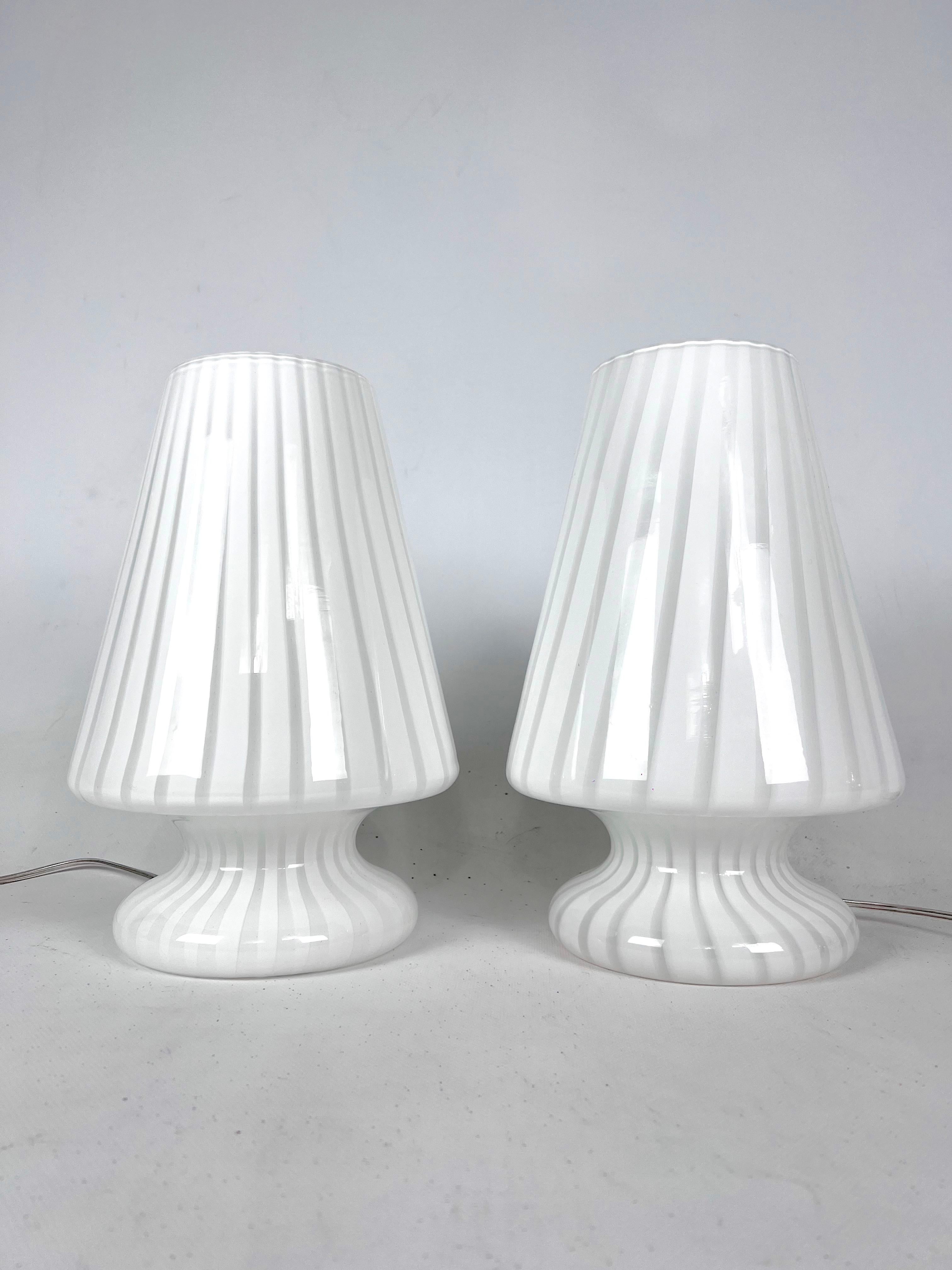 Conjunto vintage de dos lámparas de mesa postmodernas de cristal de Murano de los años 70 Posmoderno en venta