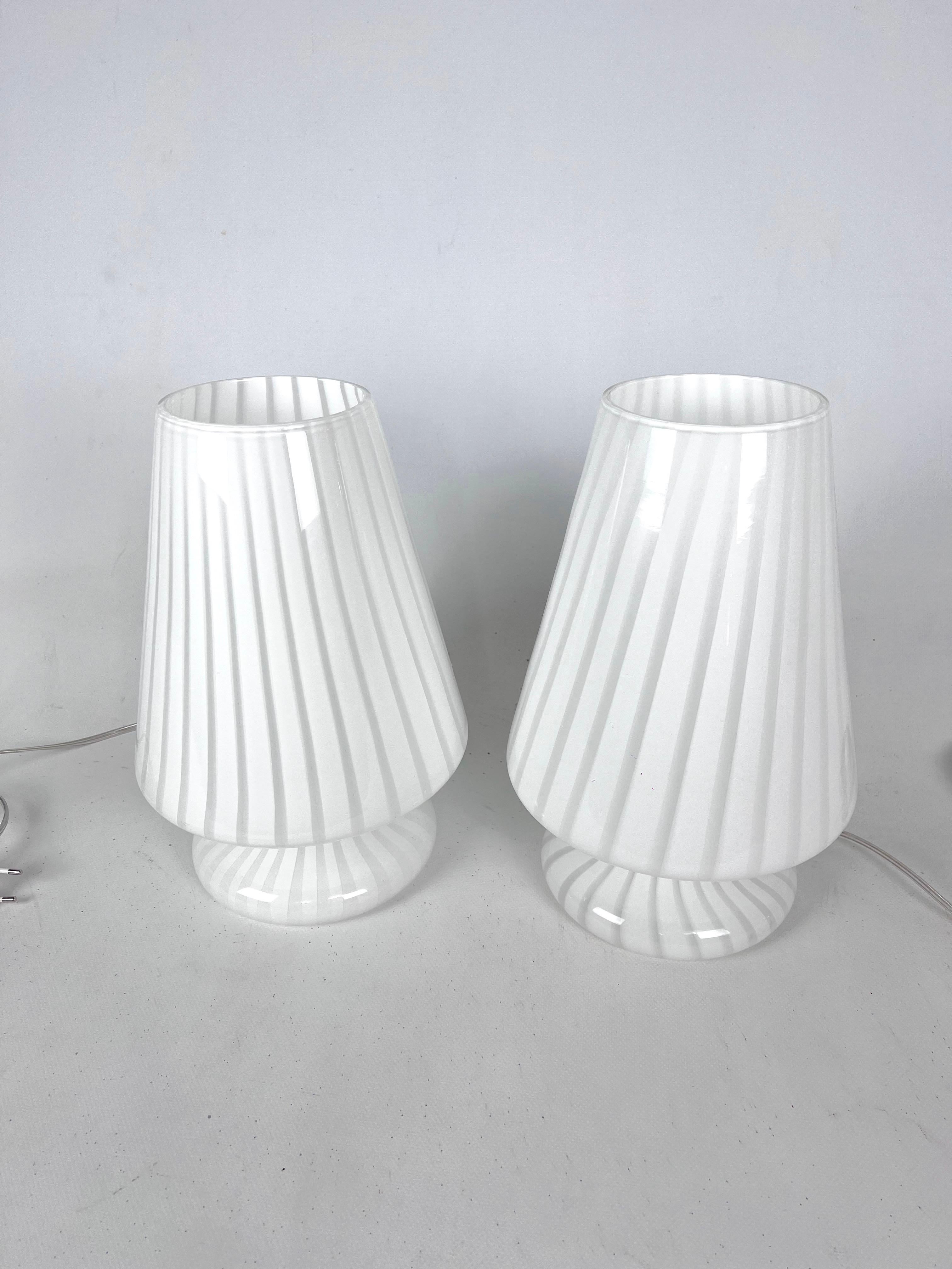 Conjunto vintage de dos lámparas de mesa postmodernas de cristal de Murano de los años 70 Italiano en venta