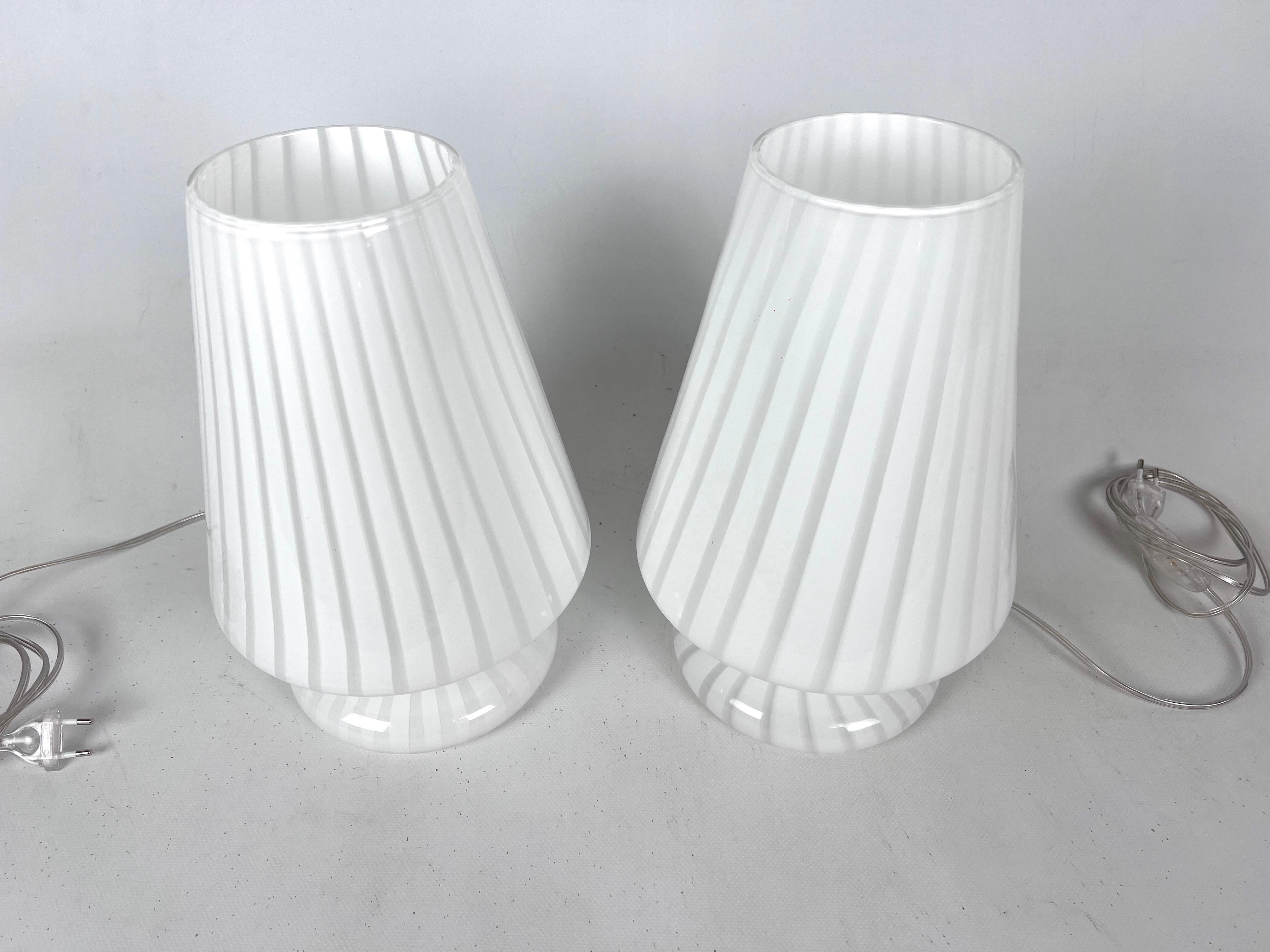 Conjunto vintage de dos lámparas de mesa postmodernas de cristal de Murano de los años 70 siglo XX en venta