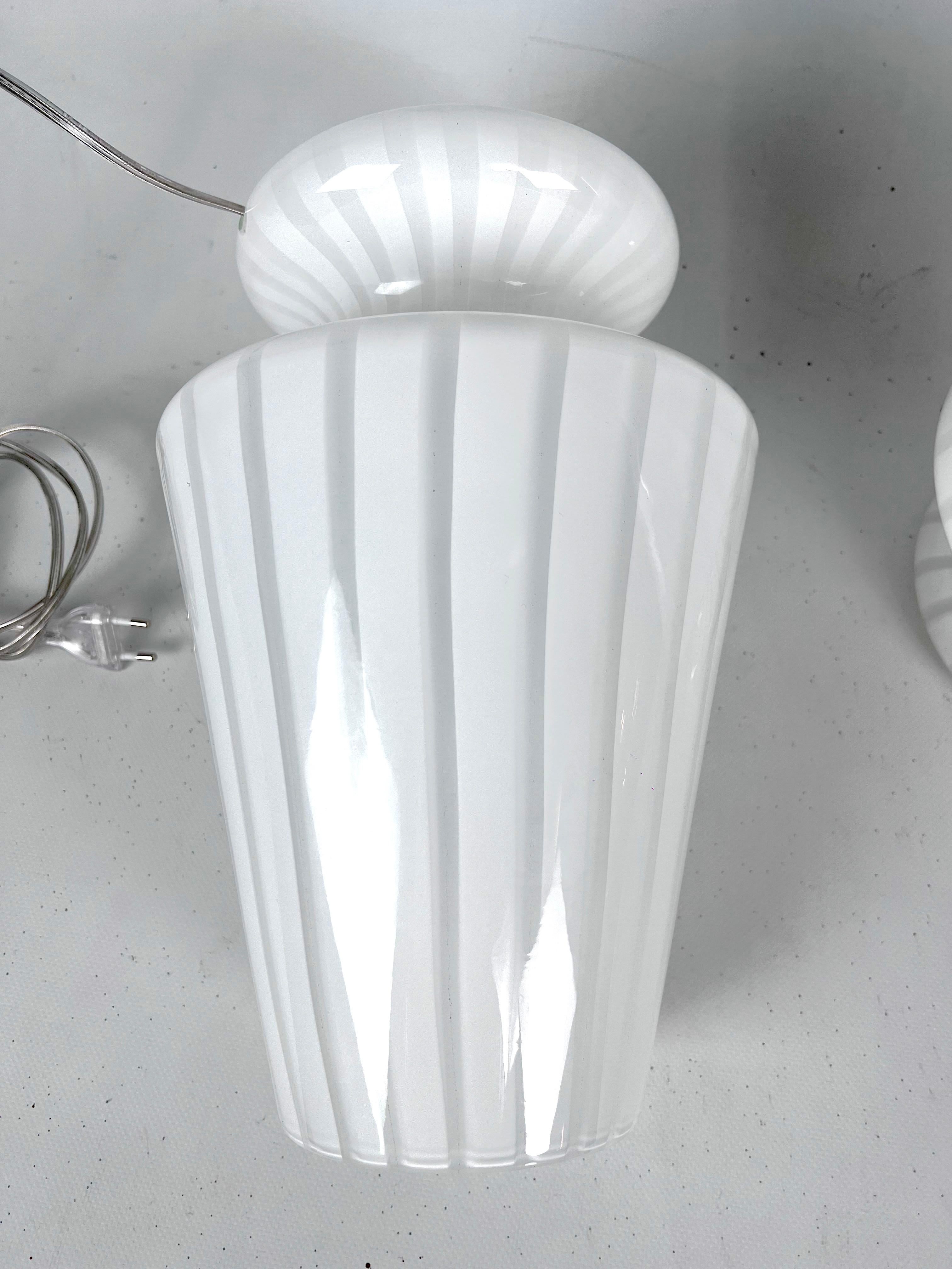 Conjunto vintage de dos lámparas de mesa postmodernas de cristal de Murano de los años 70 en venta 1