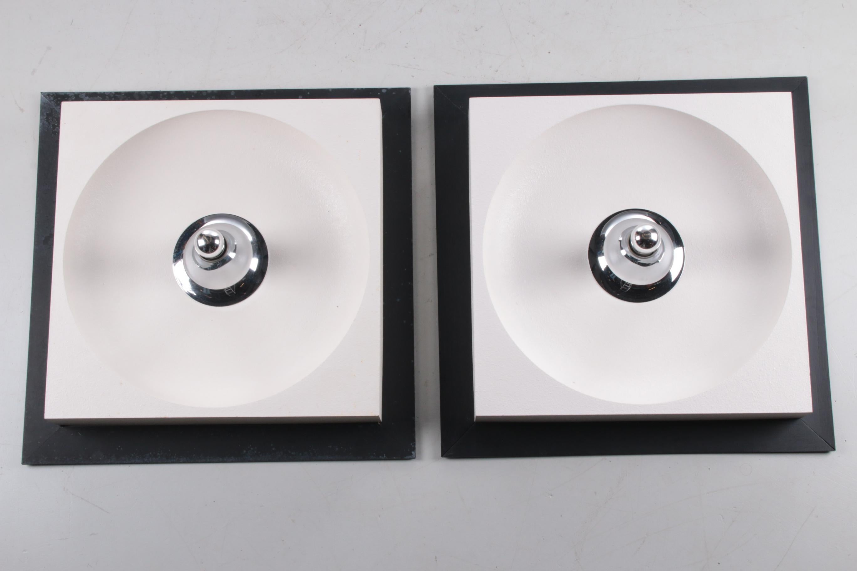 Vintage set of two Spage Age wall lamps, 1960


This is a set of two wall lamps made of some kind of plastic material.

The black border is loose but should be behind it to get a deeper effect.

The border is black and the white shapes are
