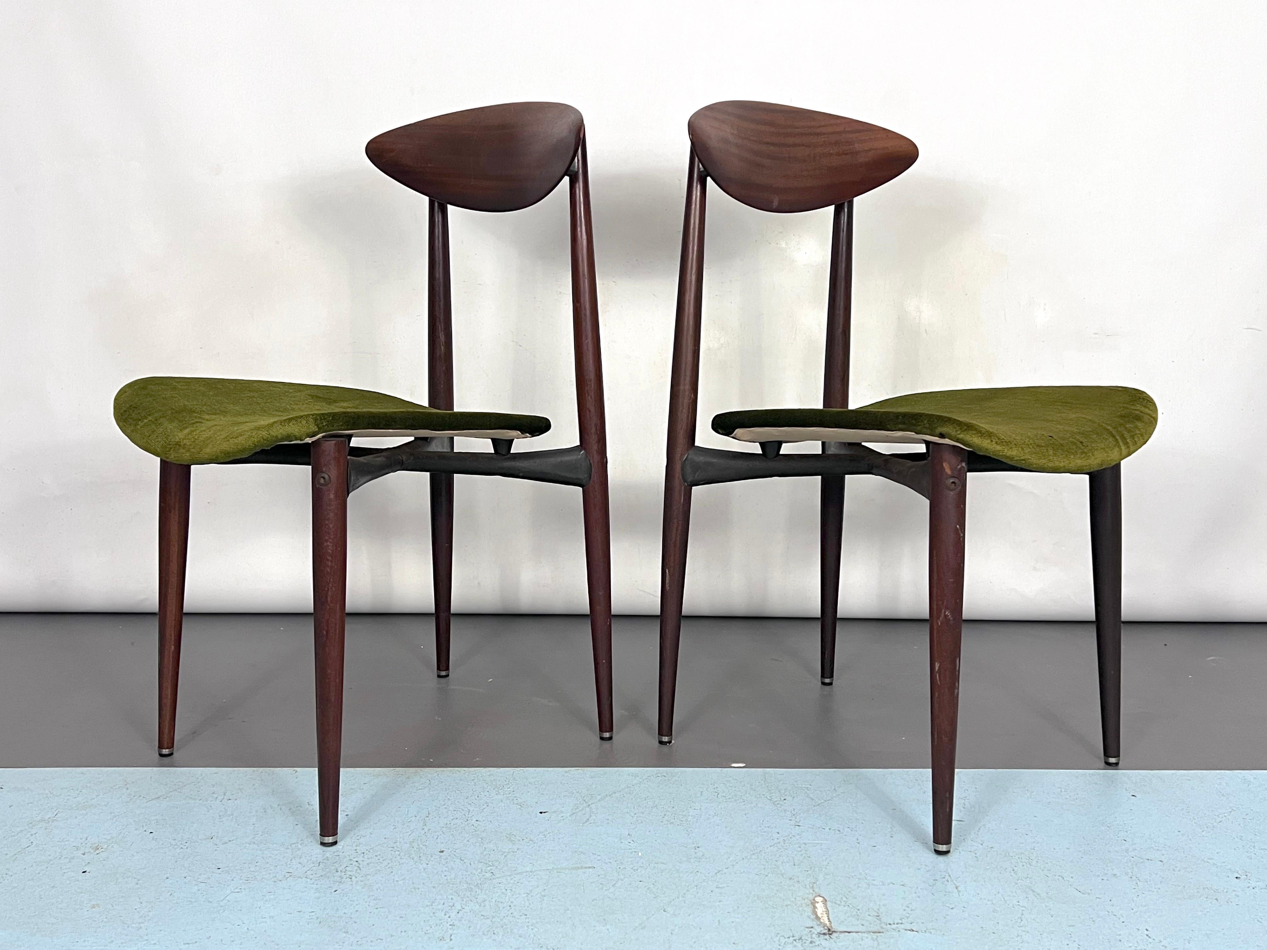 Vintage set of two wood and green velvet chairs. Italy 1950s For Sale 3