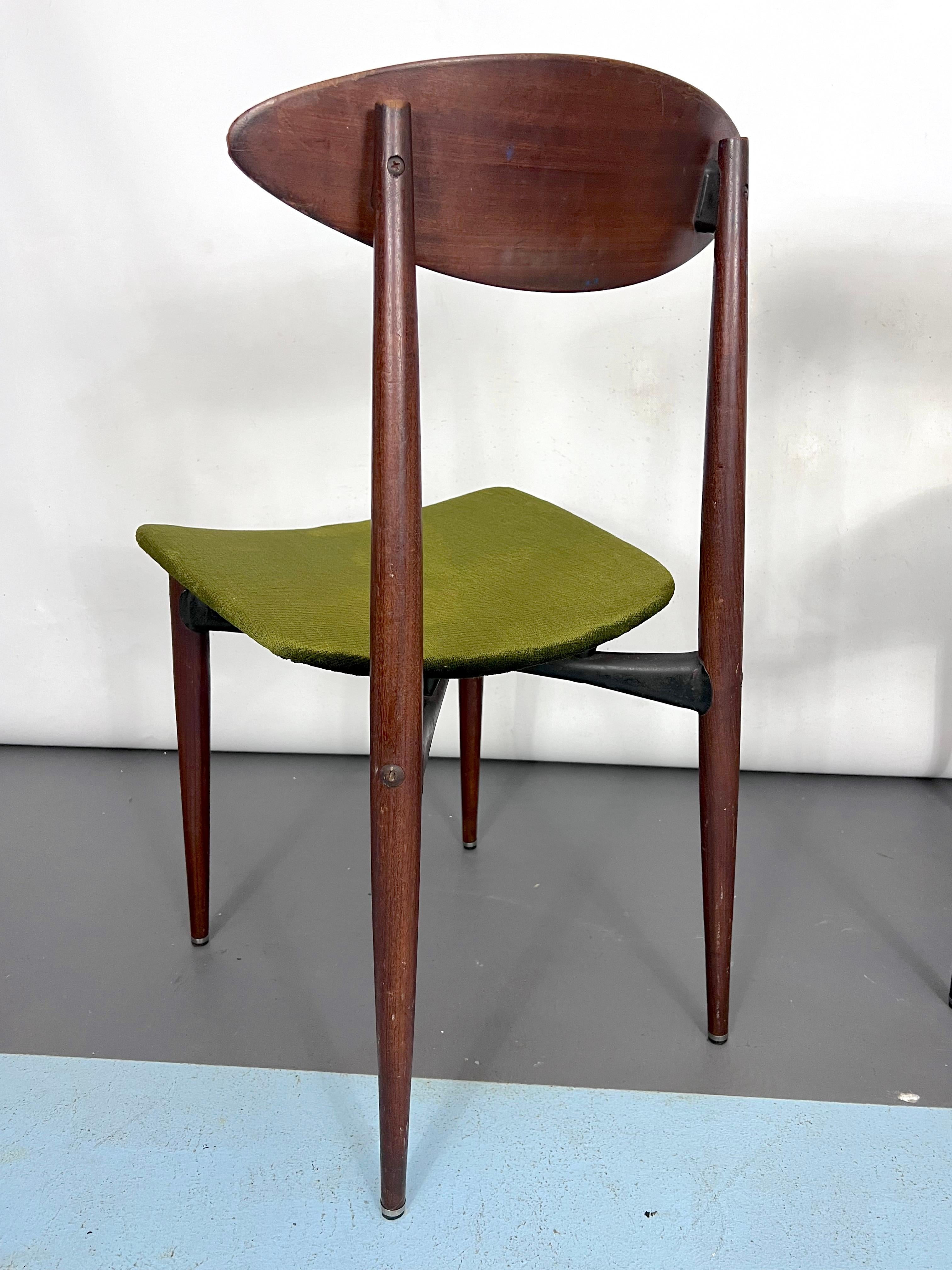 Vintage set of two wood and green velvet chairs. Italy 1950s For Sale 5
