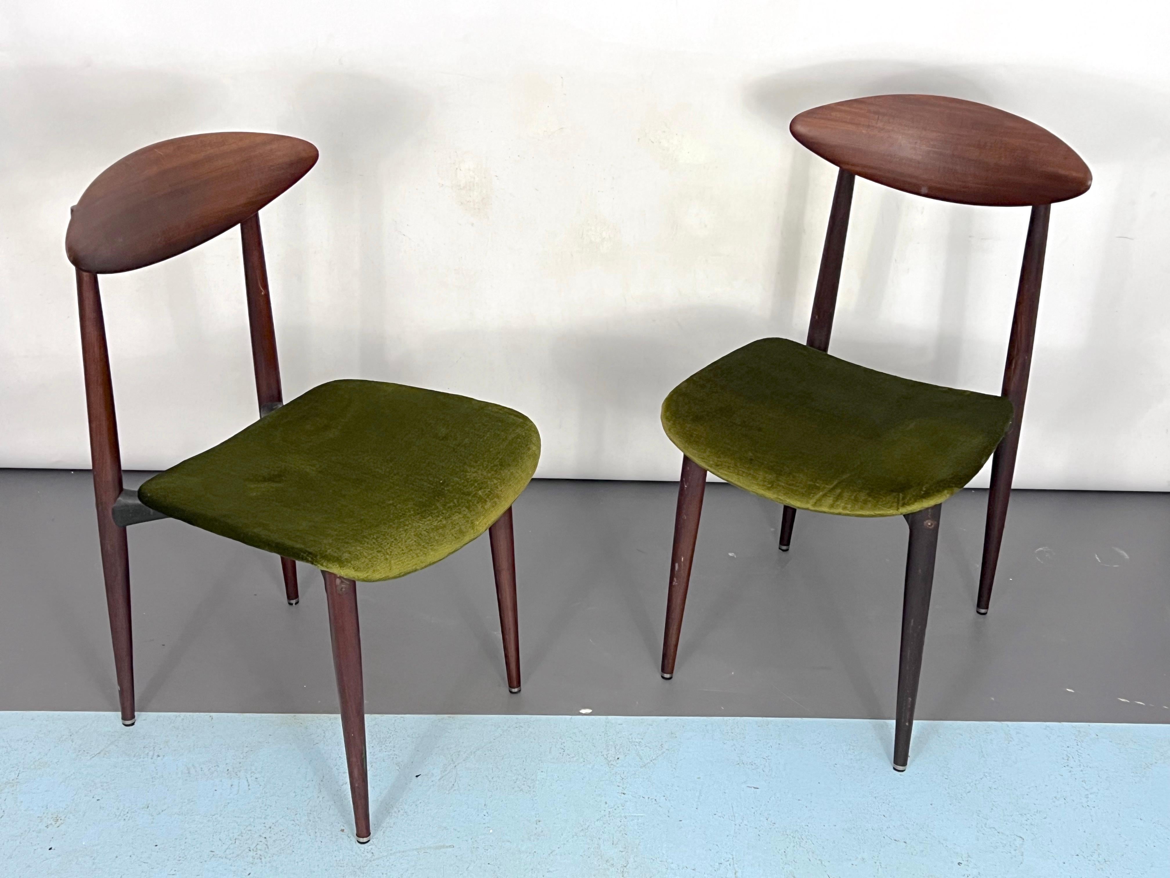 Mid-Century Modern Vintage set of two wood and green velvet chairs. Italy 1950s For Sale