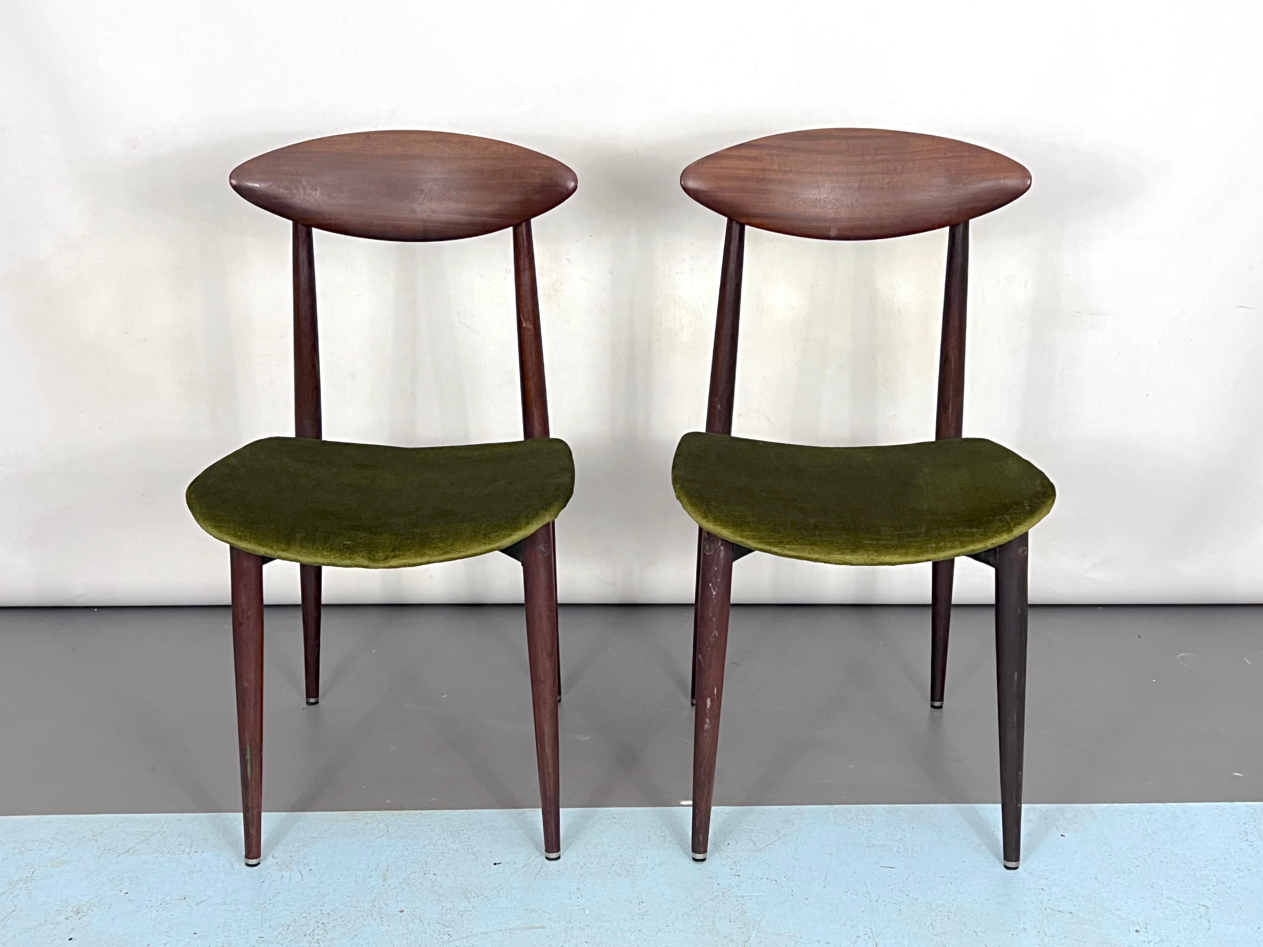 Vintage set of two wood and green velvet chairs. Italy 1950s For Sale 1