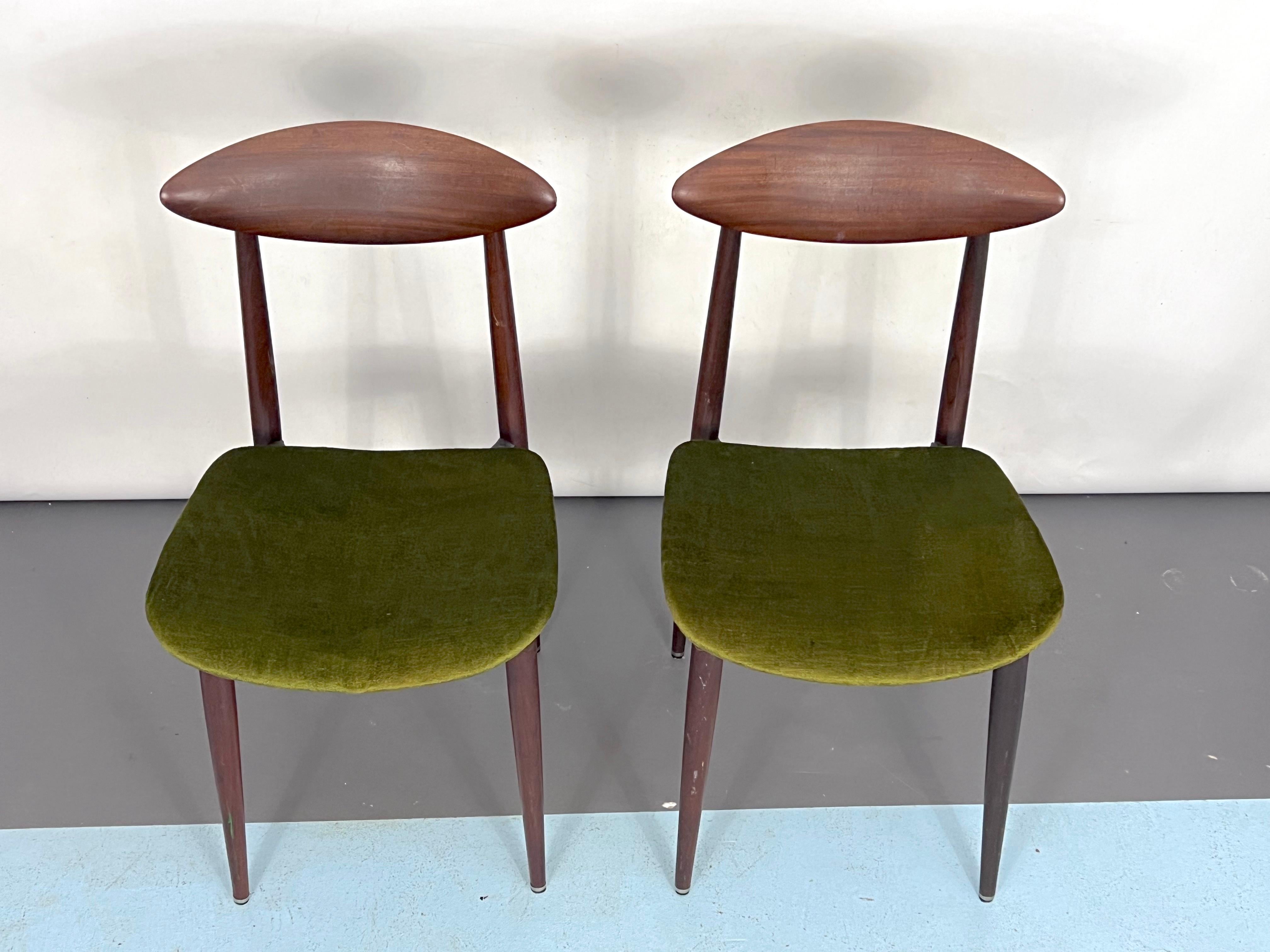 Vintage set of two wood and green velvet chairs. Italy 1950s For Sale 2