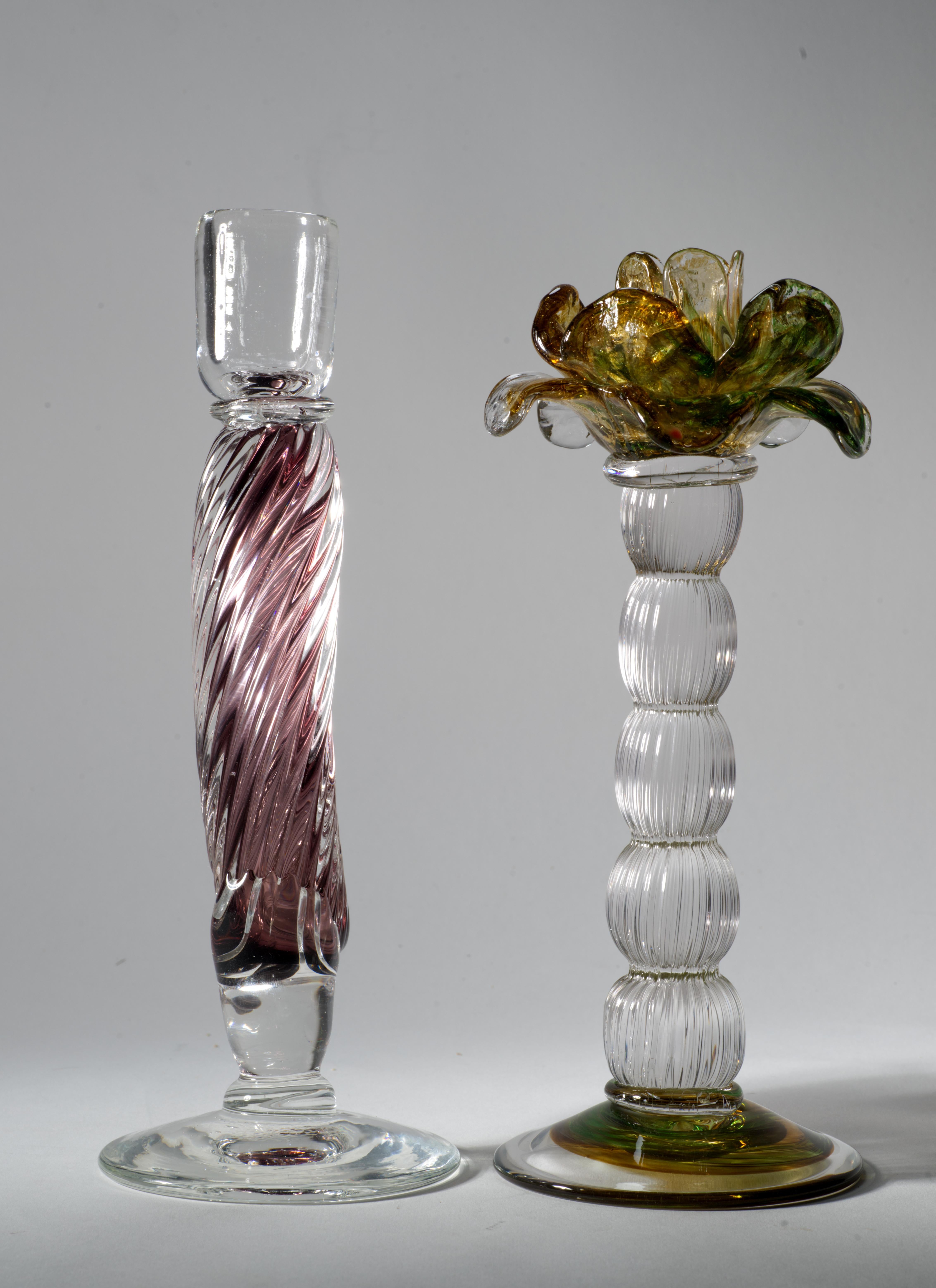  Il set vintage di portacandele in vetro di Murano o veneziano è caratterizzato da forme scultoree di grande effetto e da una tavolozza di colori tenui e riservati. I candelieri sono stilisticamente simili per funzionare perfettamente come un set e