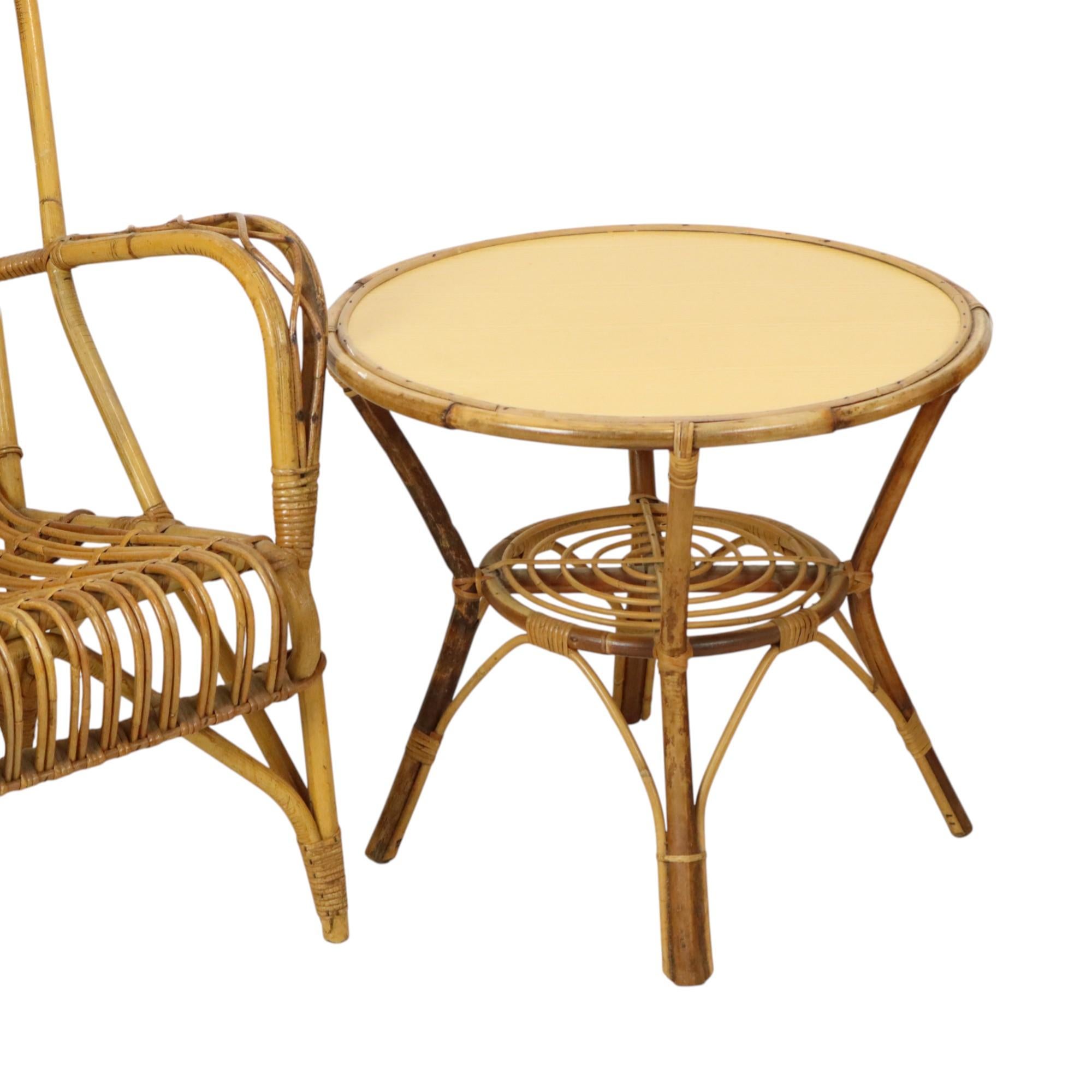A lovely set of two rattan designer chairs or armchairs and a round matching rattan and wooden side table, in a 1960s boho style.

Beautiful design, flowing lines, and very comfortable. Both armchairs are identical, and the whole has a beautiful