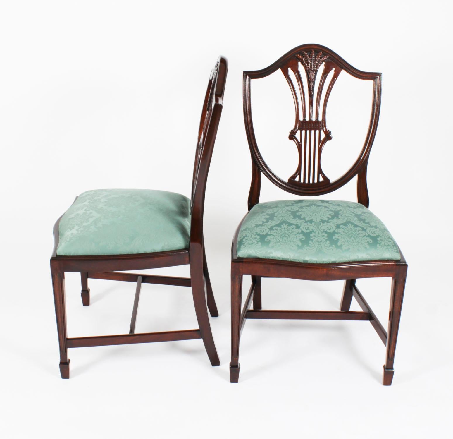 Questo fantastico set di sette sedie da pranzo vintage con schienale a scudo Wheatsheaf risale alla metà del XX secolo.

Realizzata magistralmente in splendido mogano massiccio, la finitura e l'attenzione ai dettagli sono davvero mozzafiato.

Il set