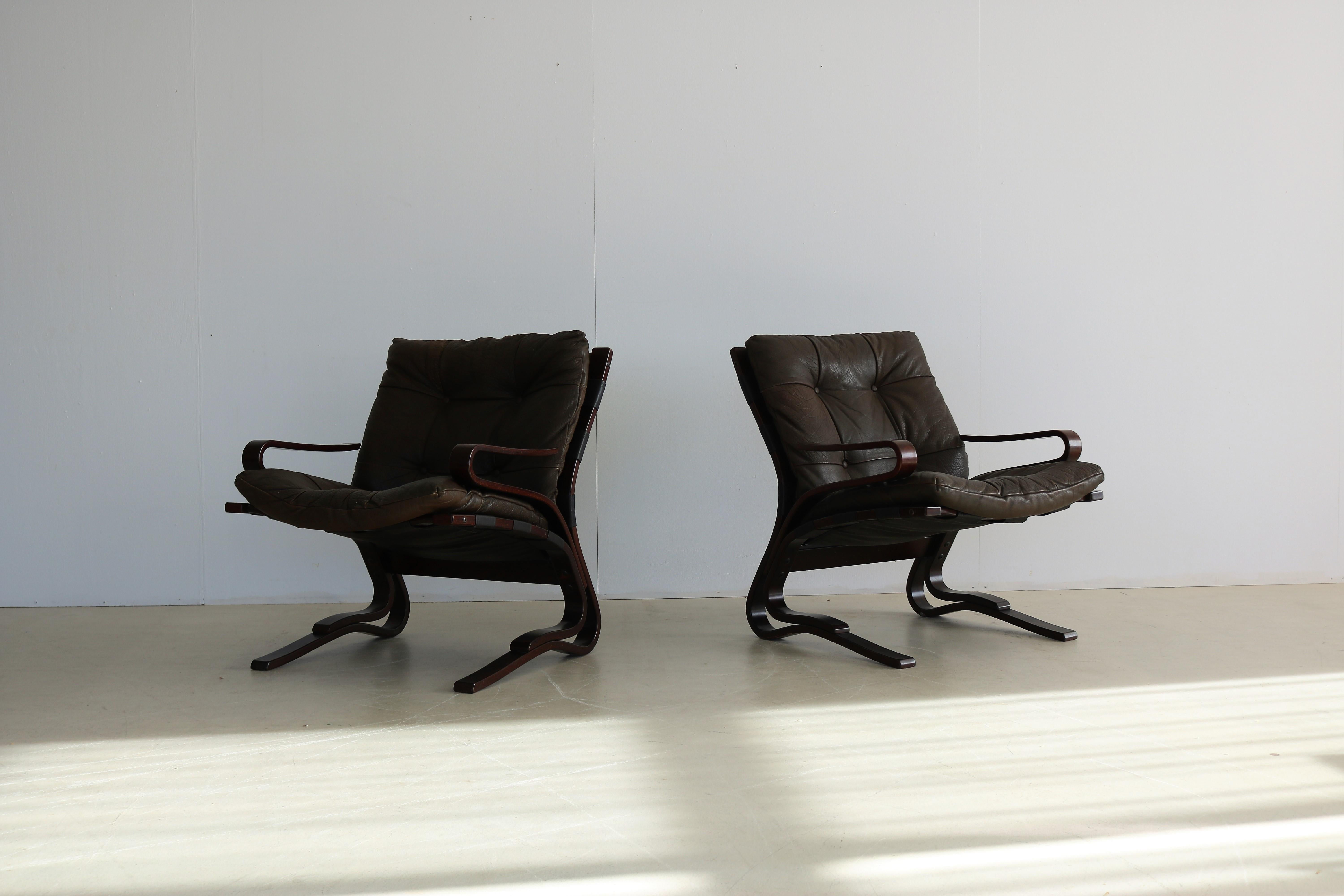 Vintage armchairs Hove Mobler Skyline chair Danish

Period 60's
Designs Einar Hove Hove Mobler Skyline Denmark
Conditions good light signs of use
Size 80 x 64 x 80 (hxwxd) seat height 45 cm.

Details rosewood; leather; set of 2; 

Article