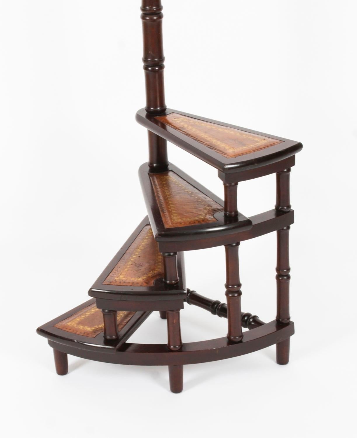 This is a beautiful set of Vintage English spiral library steps, circa 1980 in date.

They are of nice proportions having four steps, each with the original inset gold tooled tan leather inserts.

Add this lovely and practical  classic to your