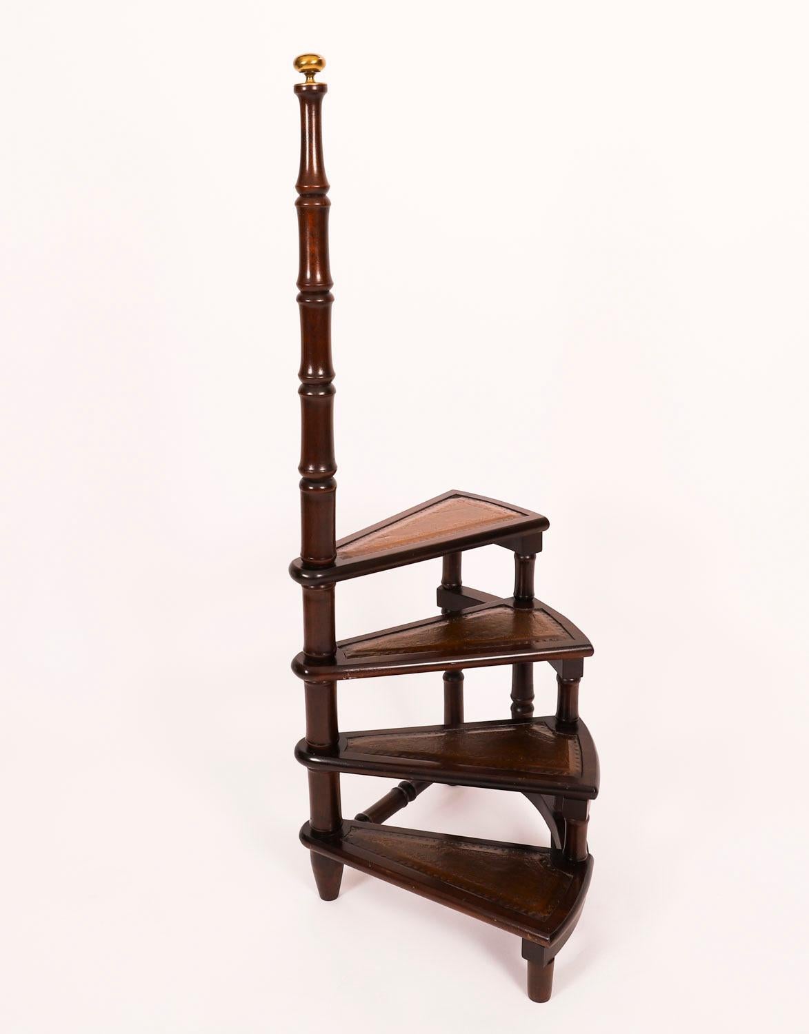This is a beautiful set of Vintage English spiral library steps, circa  second half of the 20th century date.

They are of nice proportions having four steps, each with the original inset gold tooled tan leather inserts.

 Add this lovely and