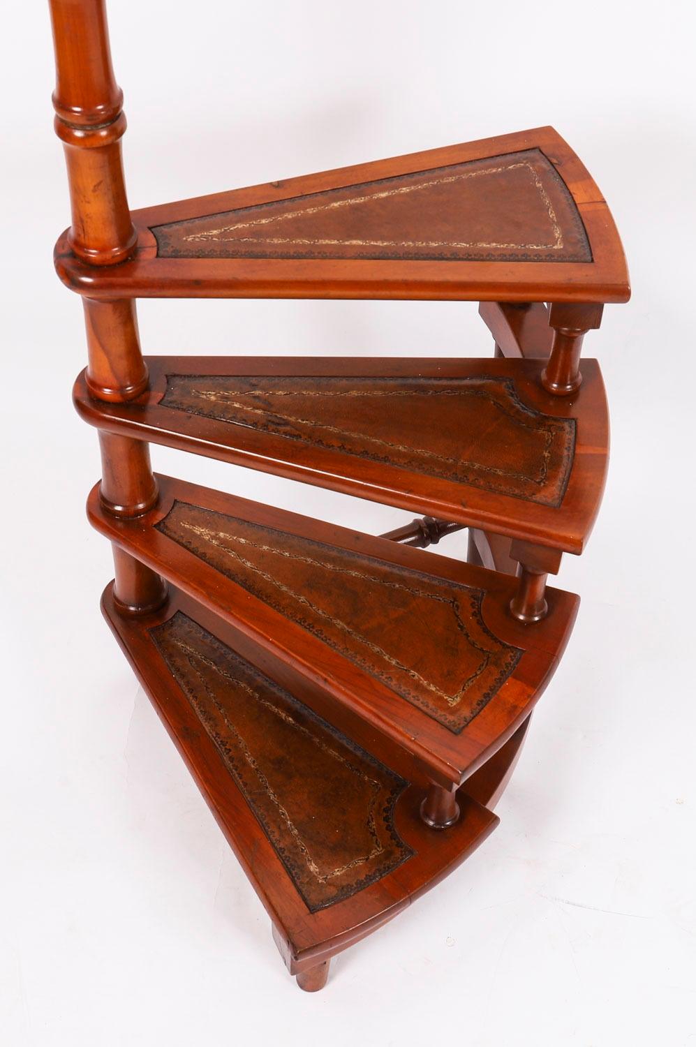 Si tratta di un bellissimo set di gradini a spirale inglesi d'epoca, risalenti alla seconda metà del XX secolo.

Sono di buone proporzioni e hanno quattro gradini, ciascuno con gli inserti originali in pelle marrone lavorata in oro.

Aggiungi questo