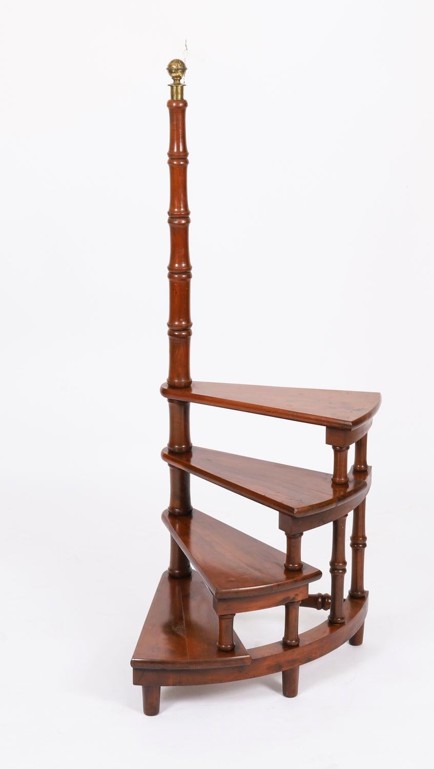 Il s'agit d'un magnifique ensemble de marches de bibliothèque en spirale Vintage By, circa seconde moitié du 20ème siècle.
 
Ils sont de belles proportions avec quatre marches et une grande finale tournée avec un globe de bronze au sommet.
 
