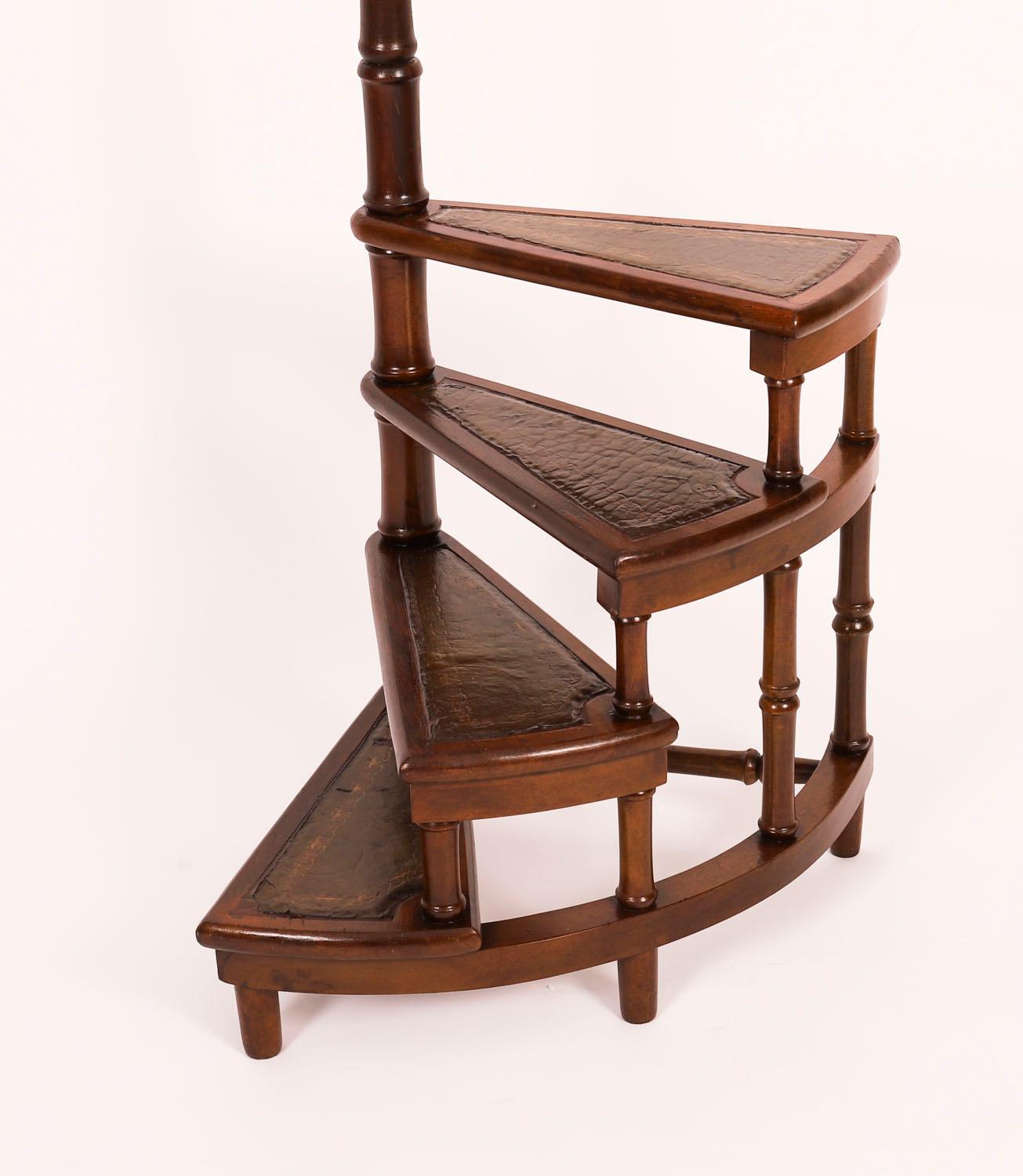 Spiral-Mahagoni-Bibliotheksschritte aus Mahagoni im Vintage-Stil, 20. Jahrhundert im Zustand „Gut“ im Angebot in London, GB