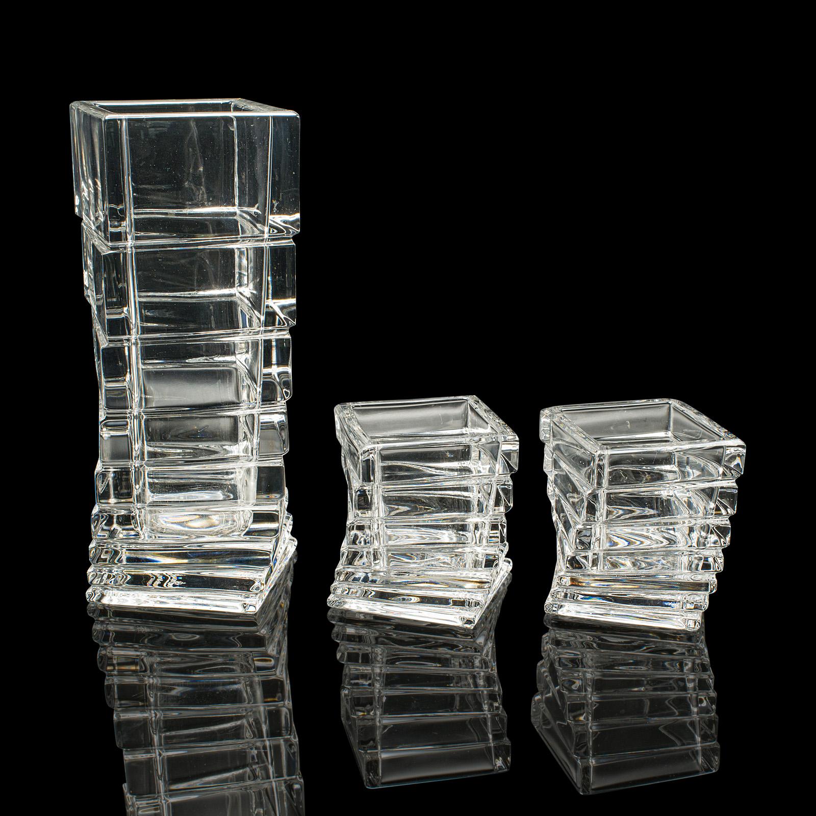 
Se trata de un dúo vintage de jarrón y vela de té. Una funda alemana de cristal artístico para flores, de finales del siglo XX, hacia 1970.

El llamativo diseño retorcido da un aspecto fascinante a este conjunto de calidad
Con una deseable pátina