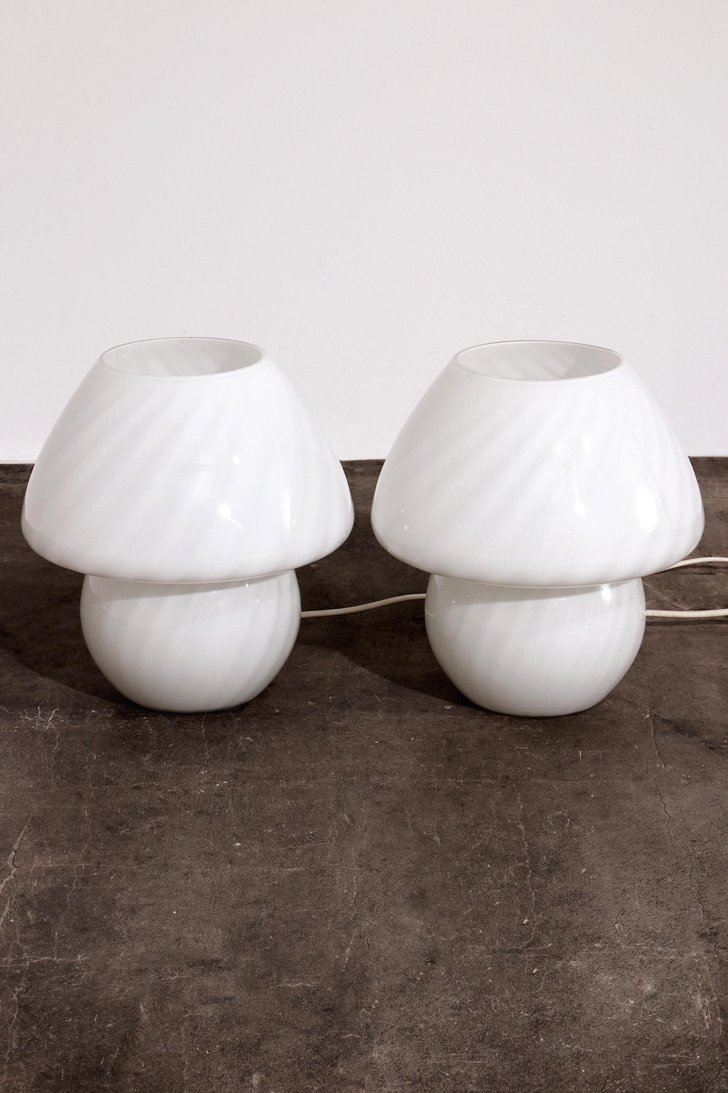

Scopri l'eleganza senza tempo delle lampade Vintage Set White Mushroom di Glashutte, realizzate nella Germania degli anni '60. Queste bellissime lampade a fungo emettono una luce morbida e piacevole che illumina qualsiasi stanza senza abbagliare.
