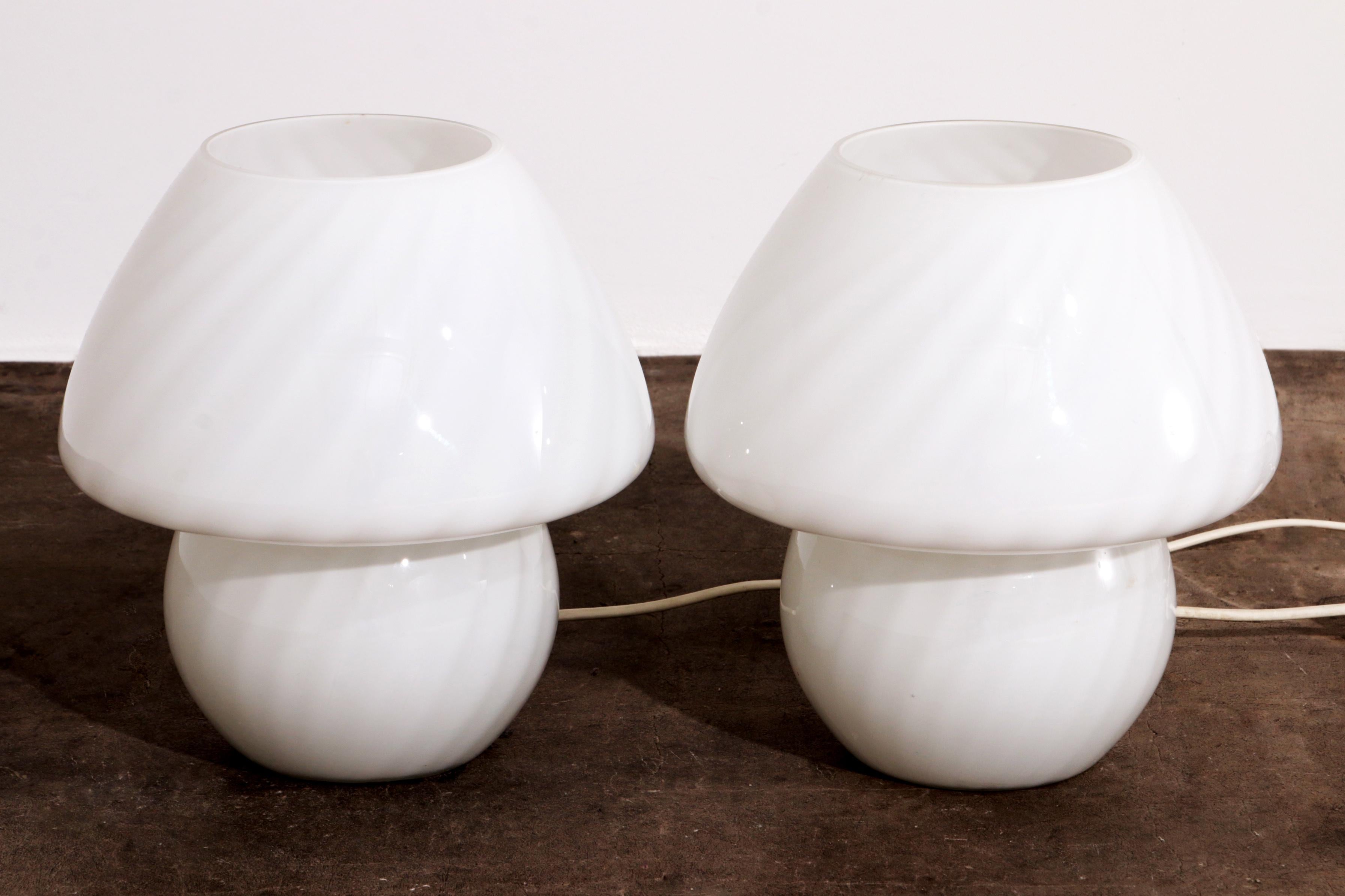 Set vintage di lampade a fungo bianche di Glashutte, 1960 Germania in vendita 1
