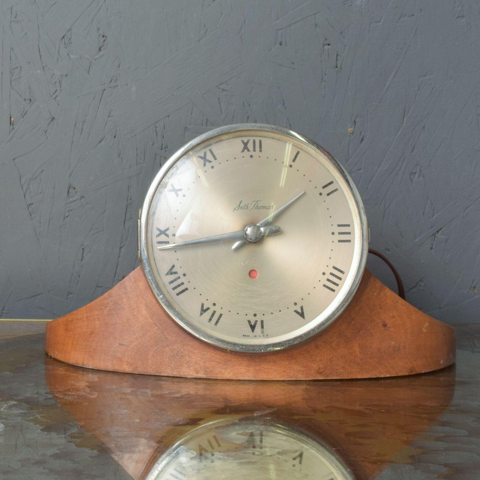Mid-Century Modern 1950s Seth Thomas Dynaire 2 E Wood Mantel Vintage Art Deco Clock